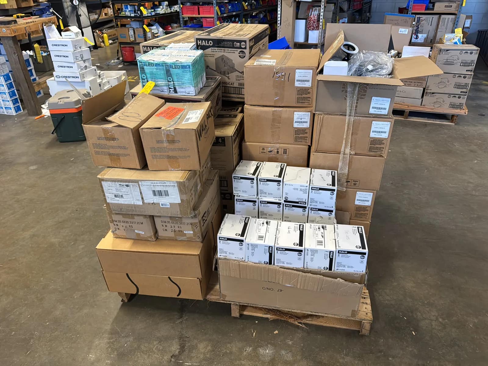contents-of-pallet-halo-led-recessed-lighting-housings-halo-3-recessed-trims-tech-lighting-lights-and-assorted-small-leds-mufmsv9q