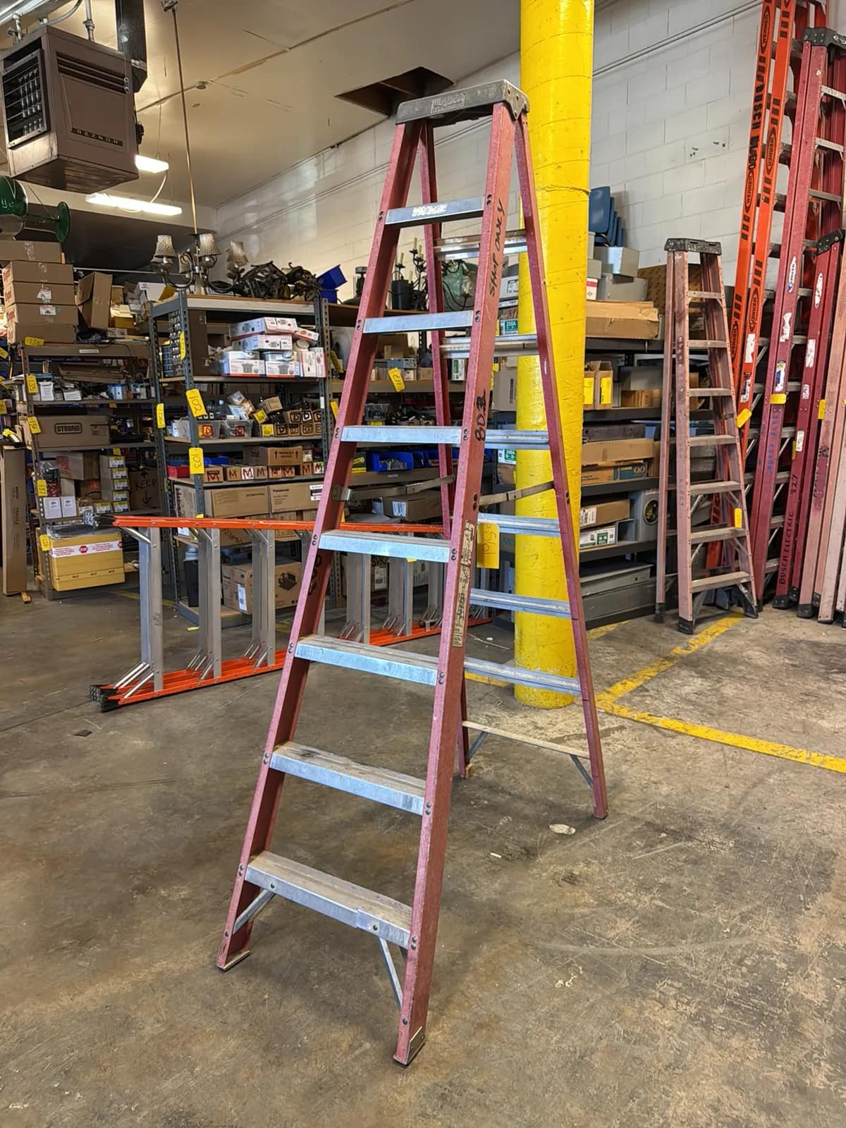 louisville-8-fiberglass-ladder-512c5c