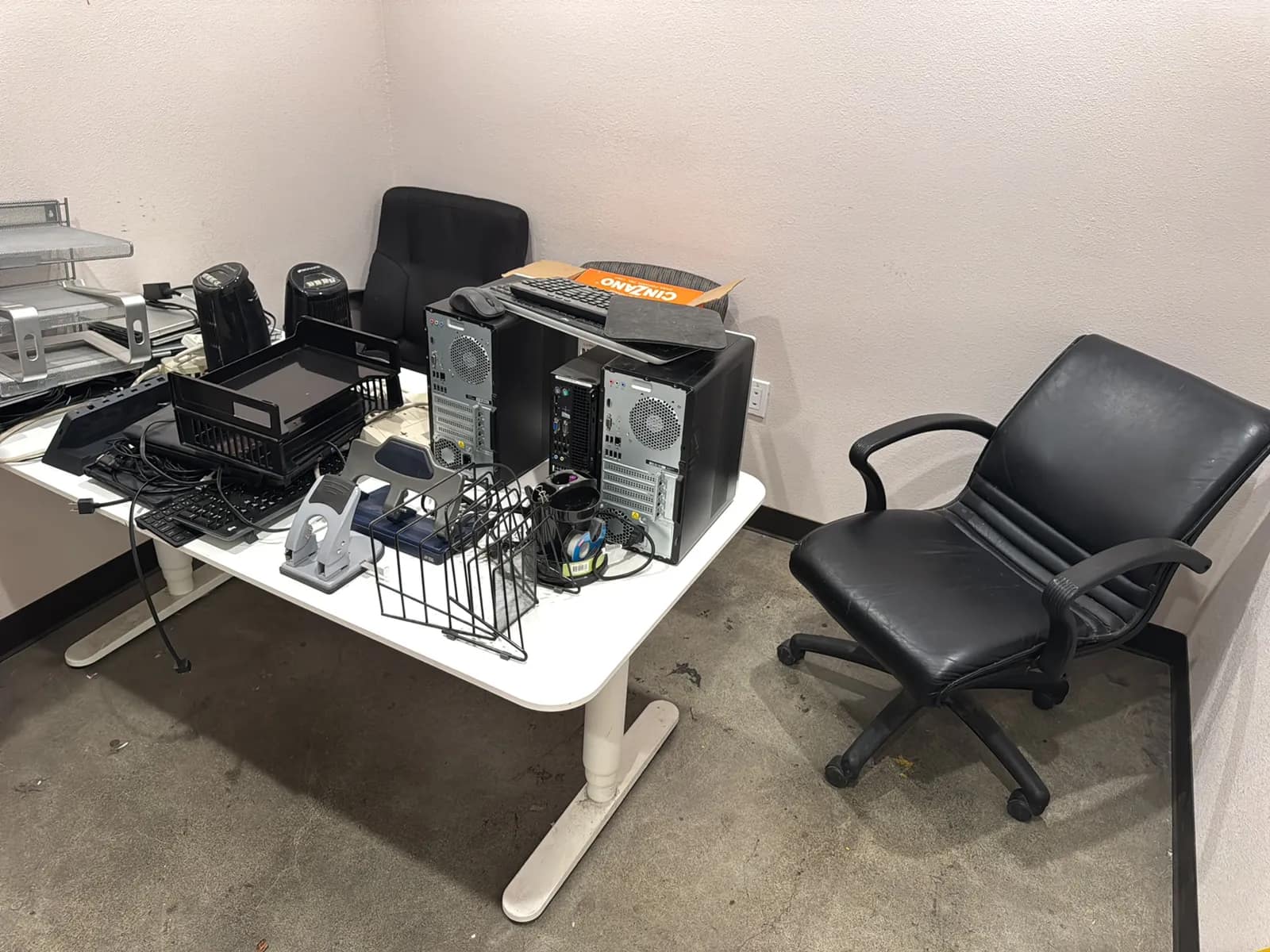 contents-of-room-desk-chairs-fake-tree-computer-towers-and-office-supplies-de6509