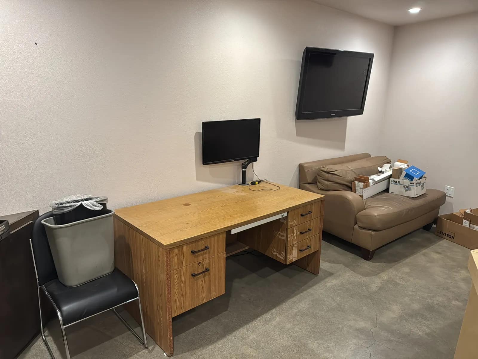 contents-of-room-desks-couch-chairs-tv-and-shelves-mufmx1gu
