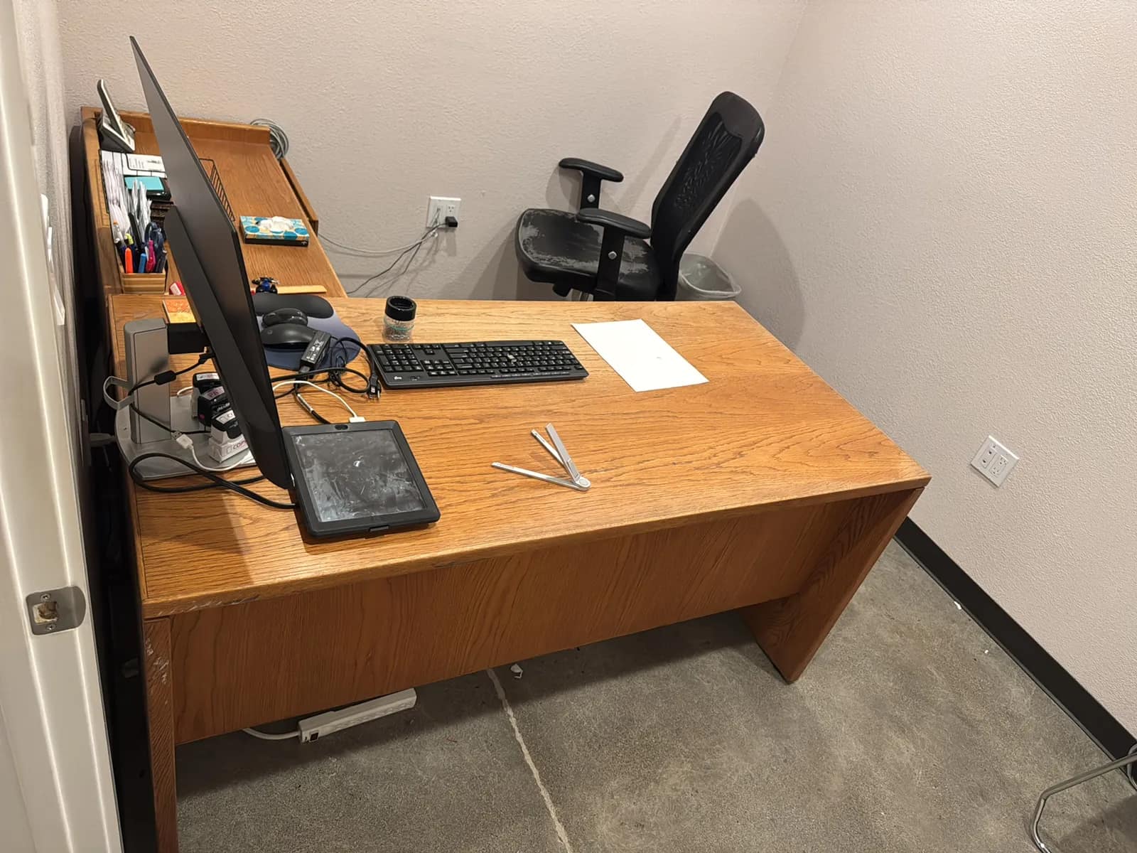 contents-of-room-desk-chairs-and-office-supplies-dbd605