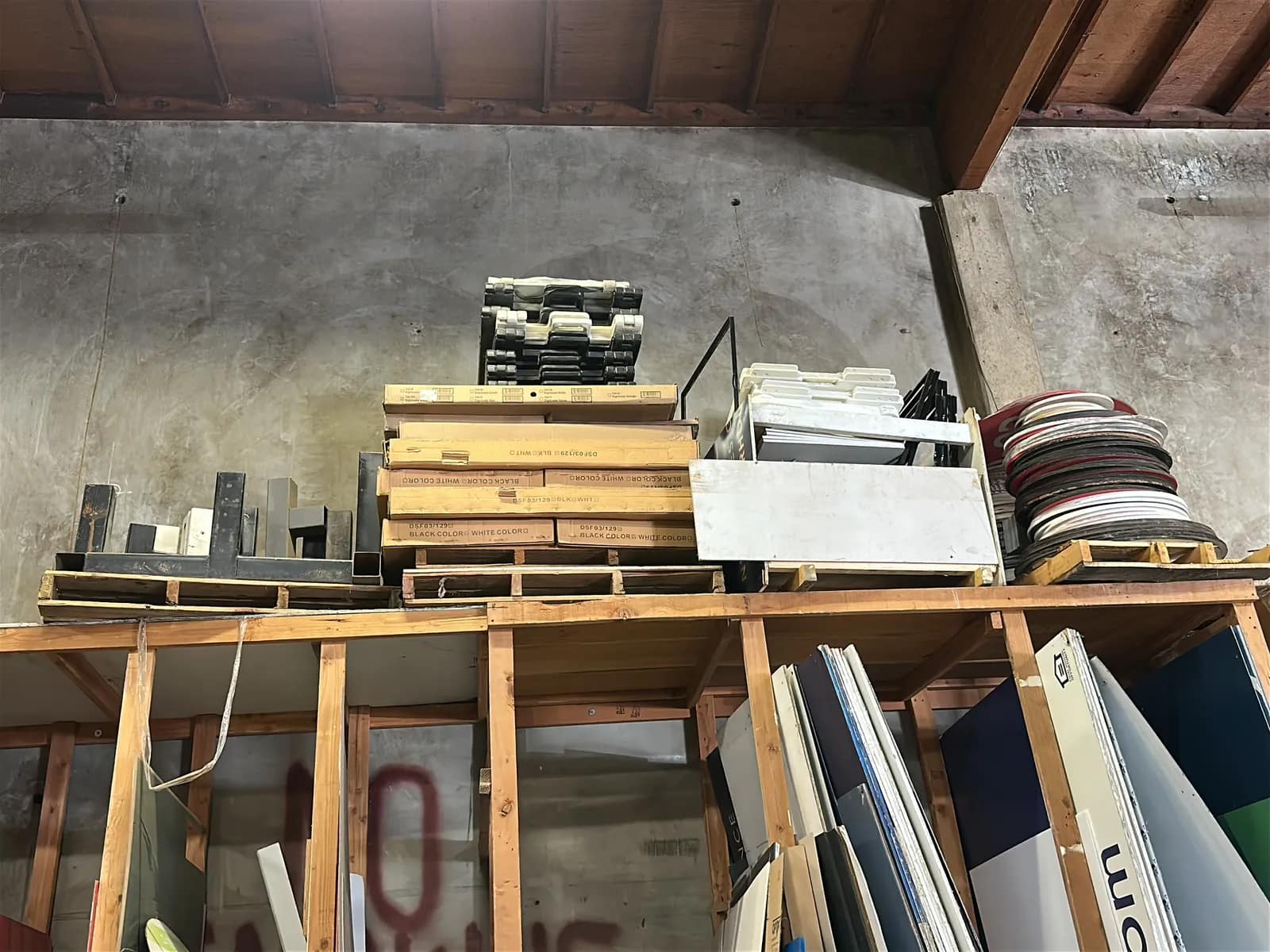 contents-of-top-shelf-assorted-wood-signs-sandwich-boards-t-shaped-posts-and-more-mu3cccjn