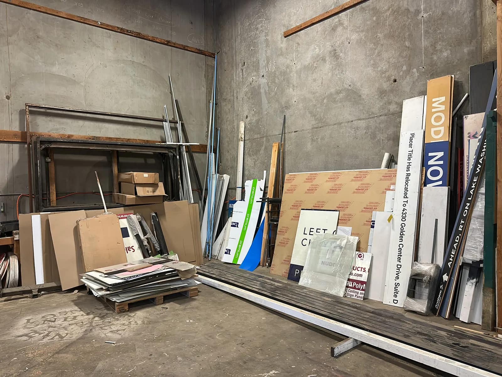 contents-of-corner-bulk-lot-of-assorted-sign-materials-steel-posts-on-ground-not-included-8e92ee