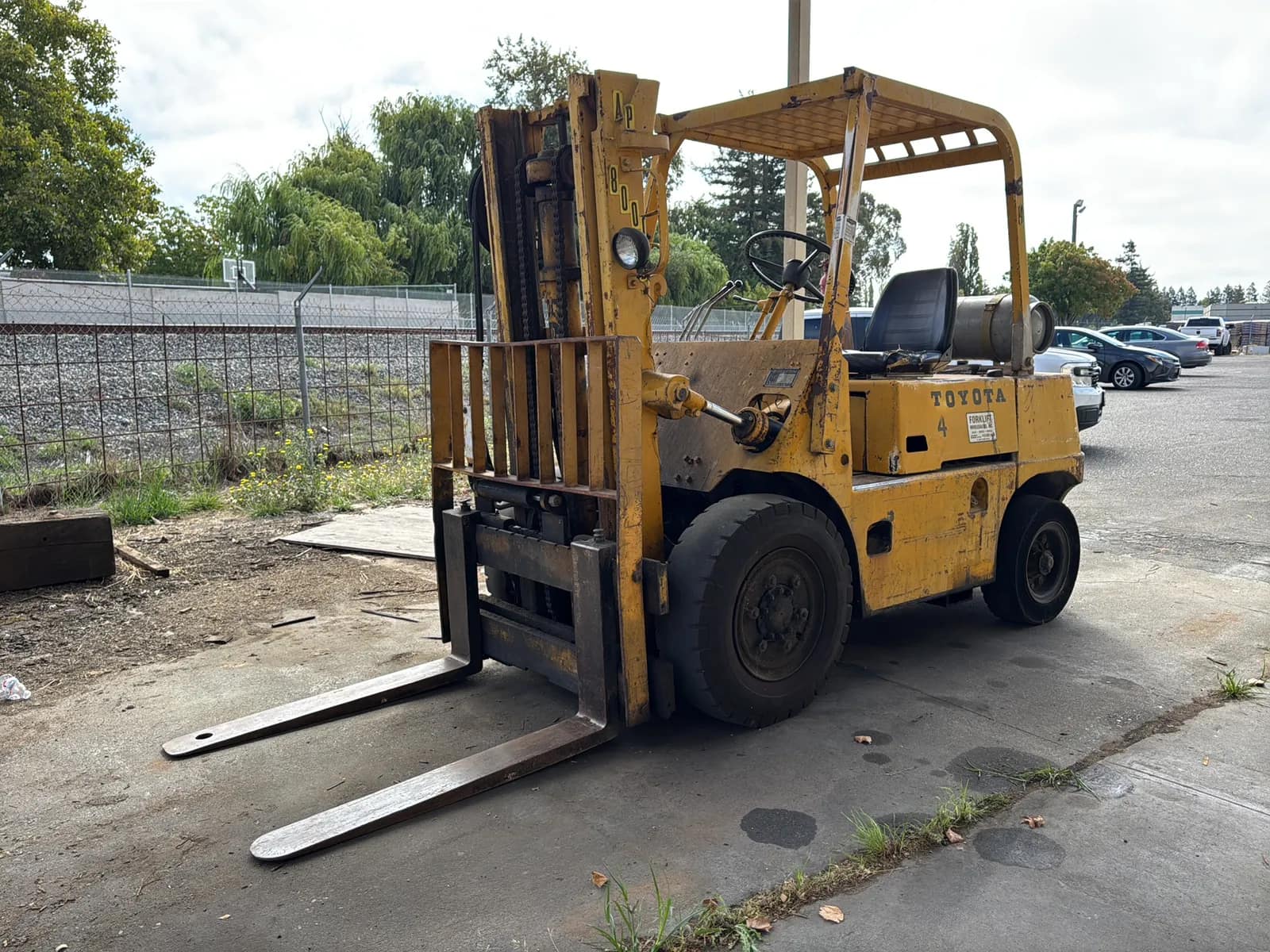 toyota-8000lb-capacity-propane-forklift-mug189pm