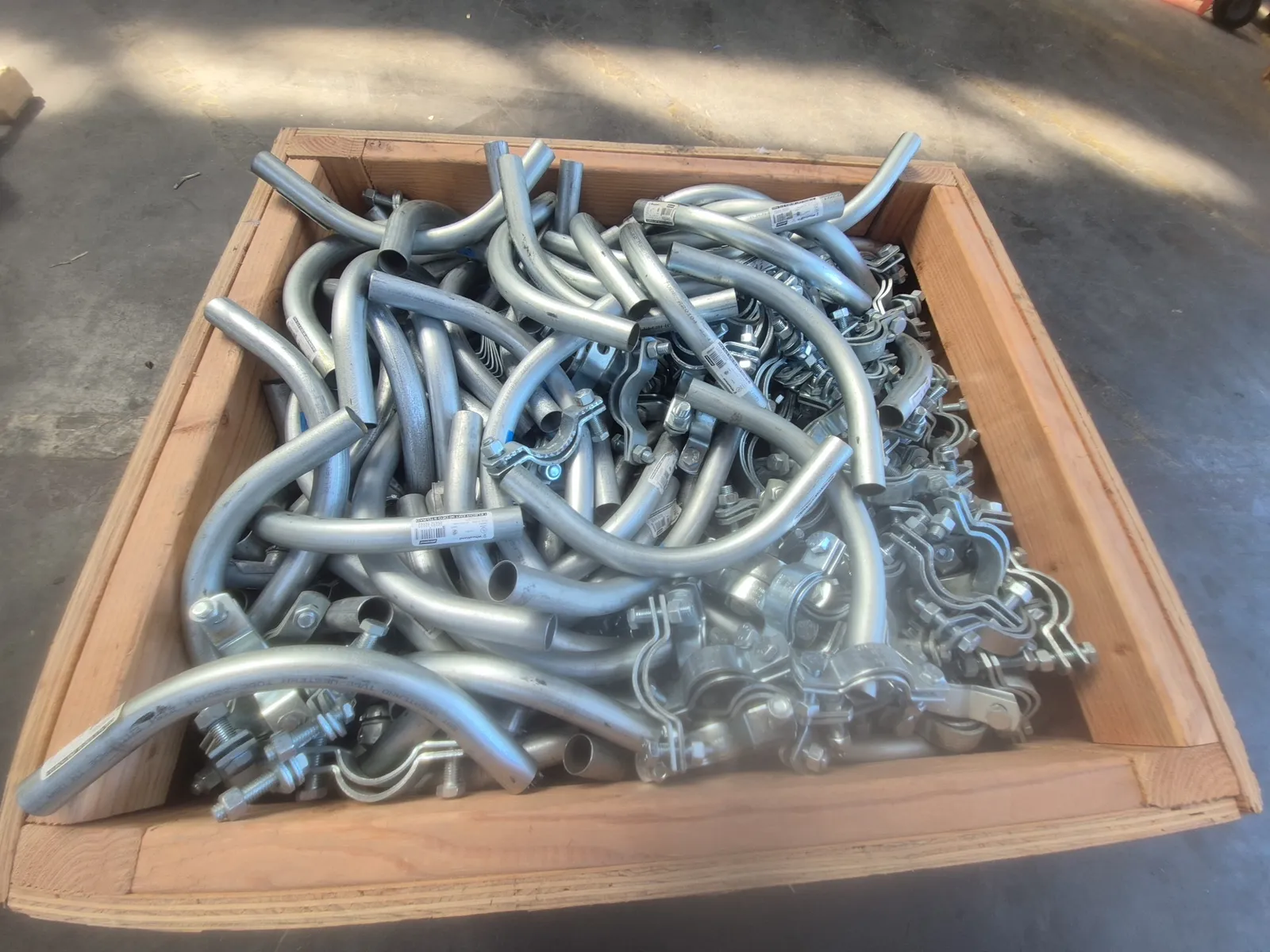contents-of-pallet-container-of-1-elbow-emt-90-deg-std-rad-galvanized-steel-two-bolt-pipe-clamp-mueduenv