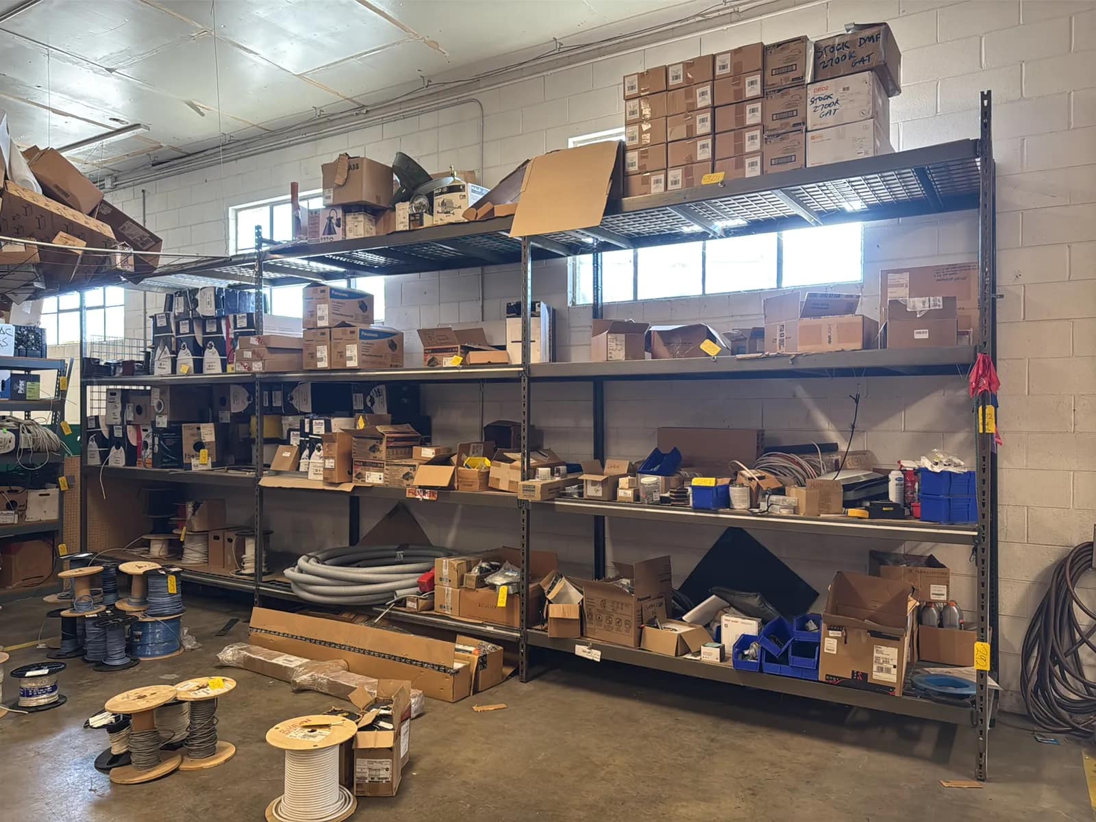 3-sections-of-modular-racking-with-120-uprights-and-24-95-crossmembers-contents-not-included-mu96y015