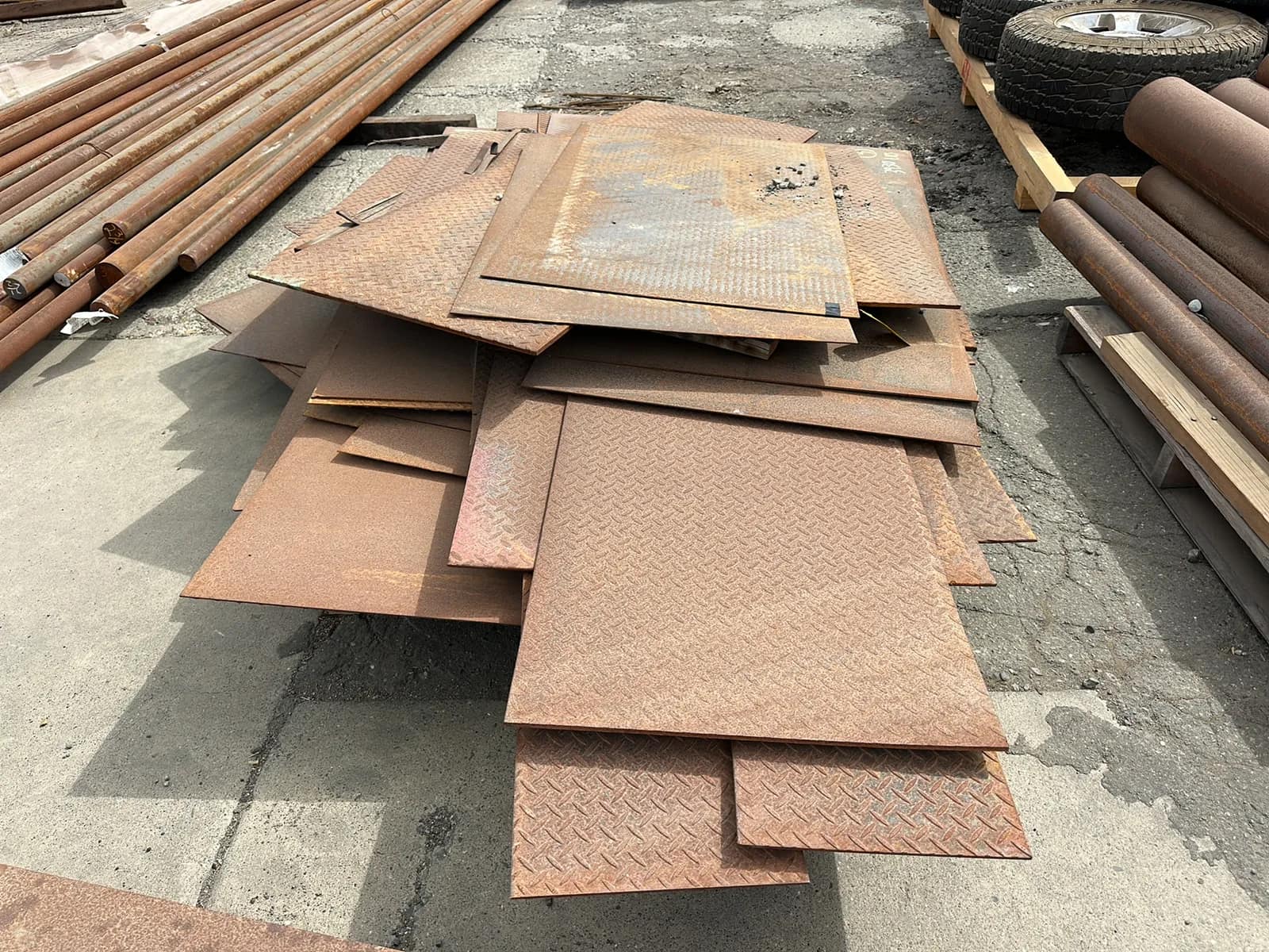 pallet-of-assorted-steel-plates-and-diamond-plates-mu6eyqqx