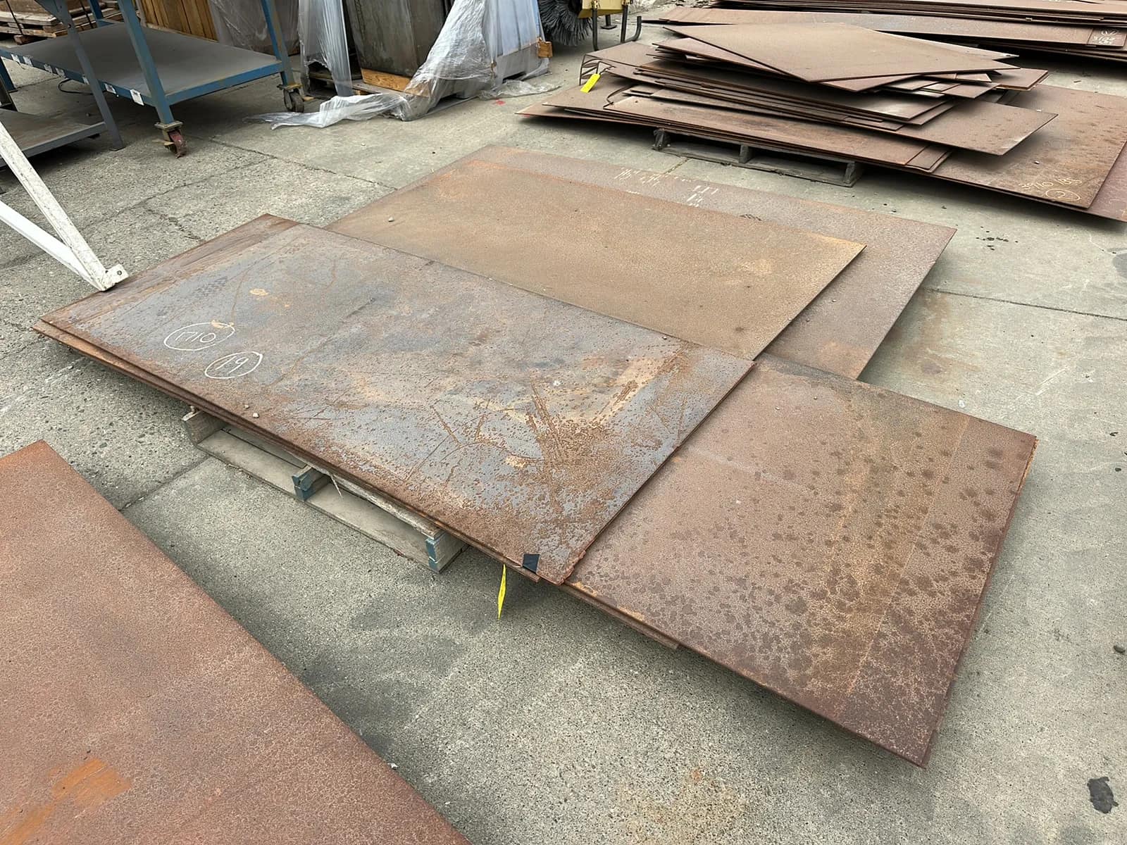 pallet-of-assorted-steel-plates-mu6eyr5m