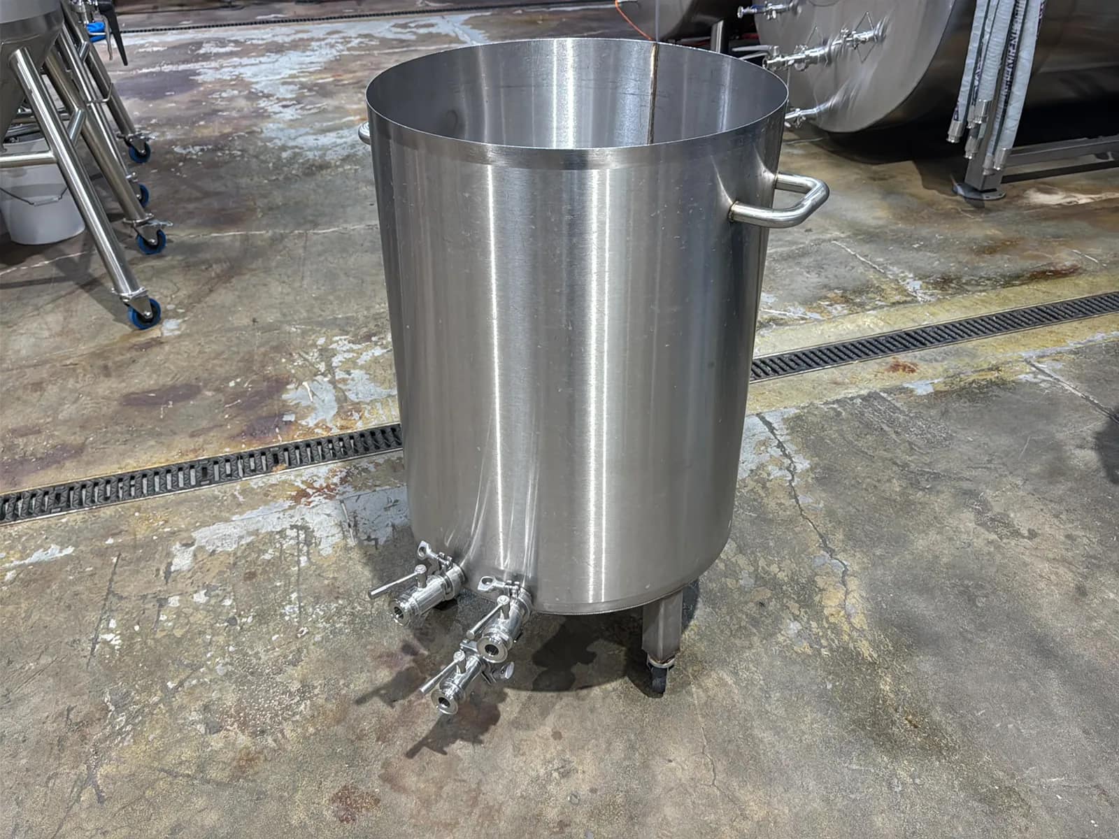 approximately-60-gallon-portable-stainless-steel-vat-with-3-drain-valves-mugfgmlw