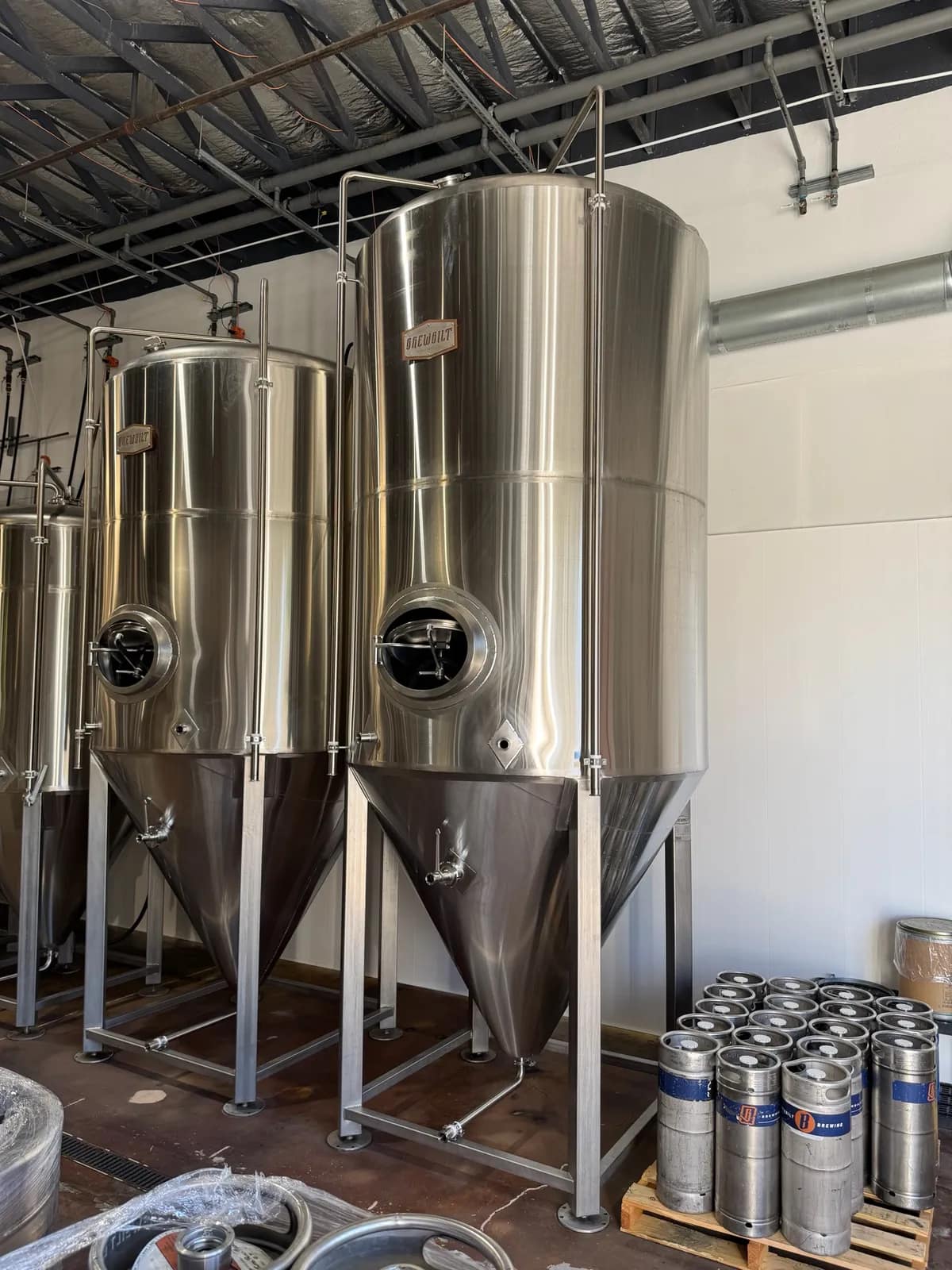 2022-brewbilt-45-bbl-stainless-steel-jacketed-fermentation-tank-mugfv57o