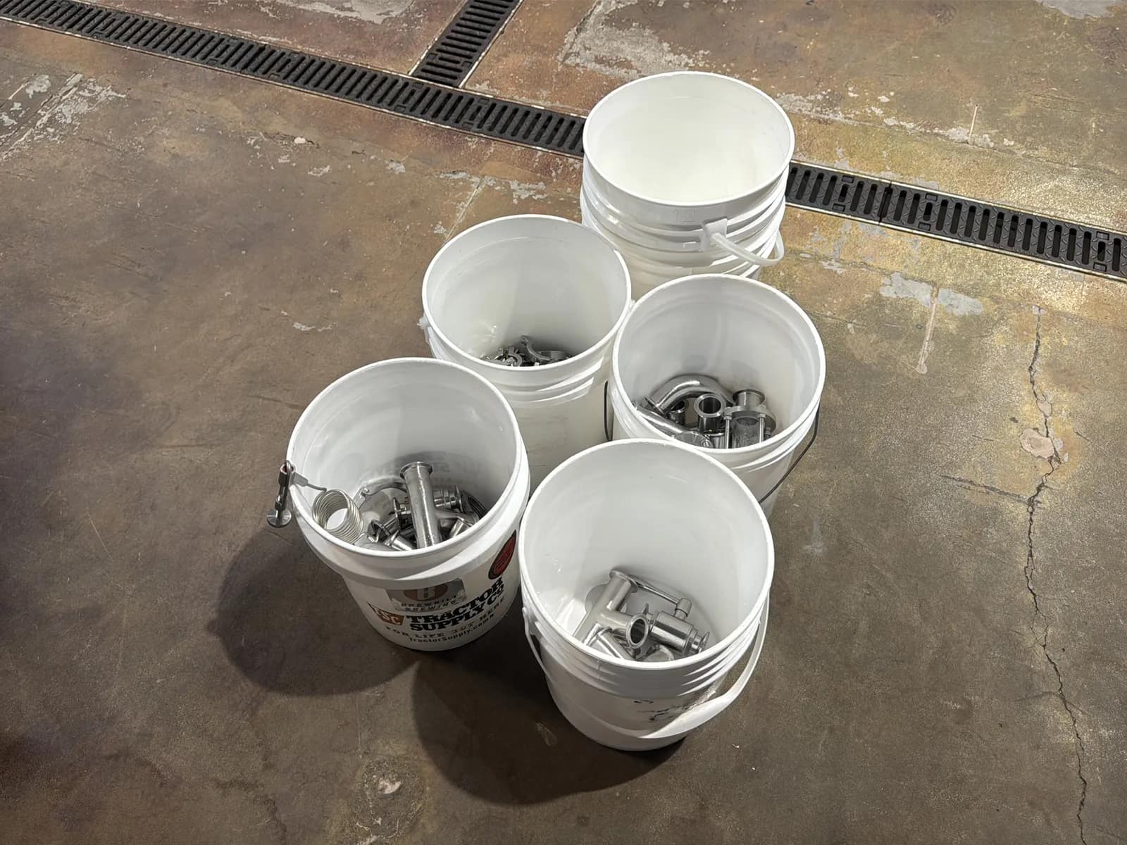 4-buckets-of-brewery-fittings-and-parts-mubmgi73