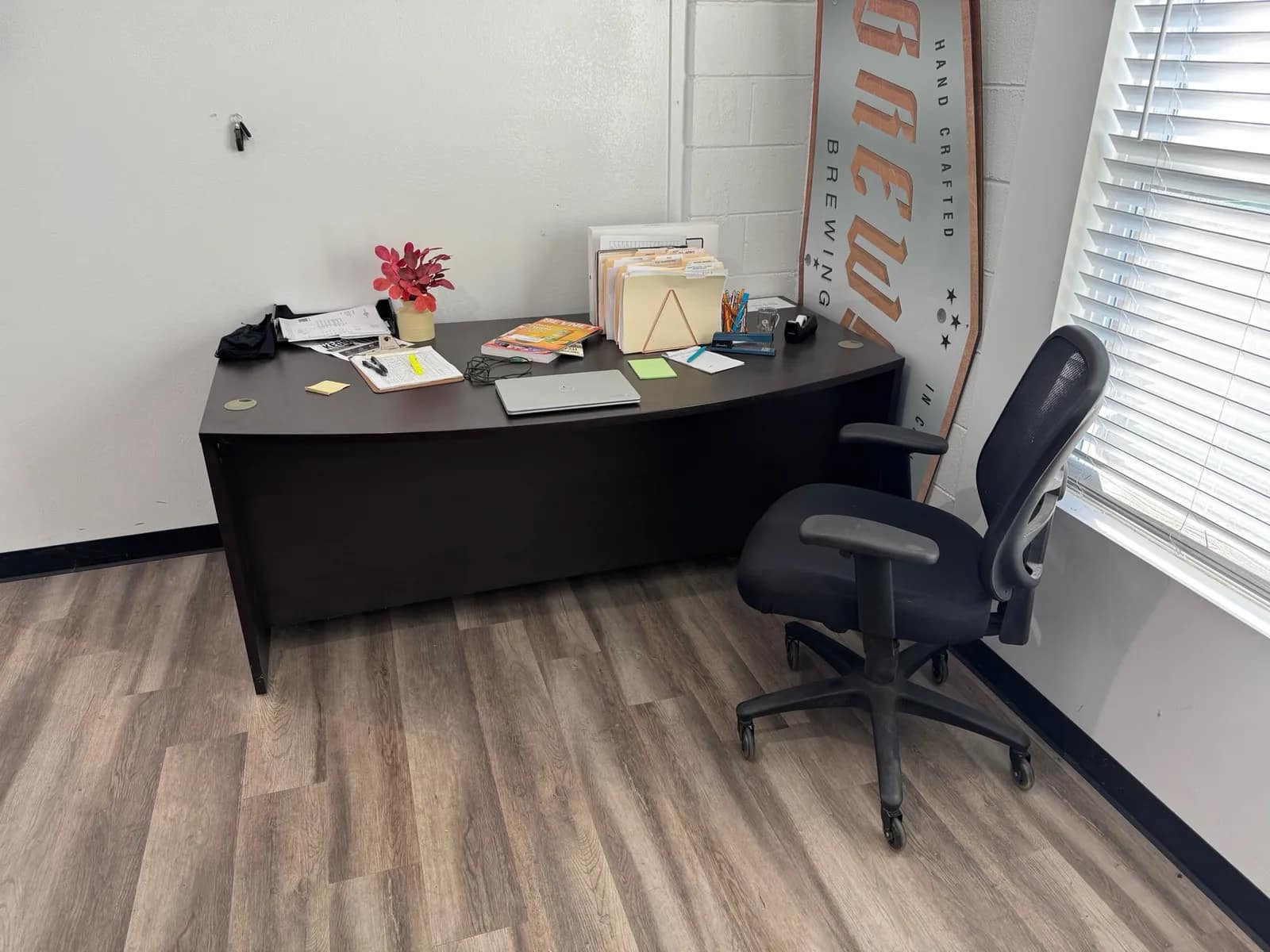 desk-and-chair-contents-not-included-mubnlfwn