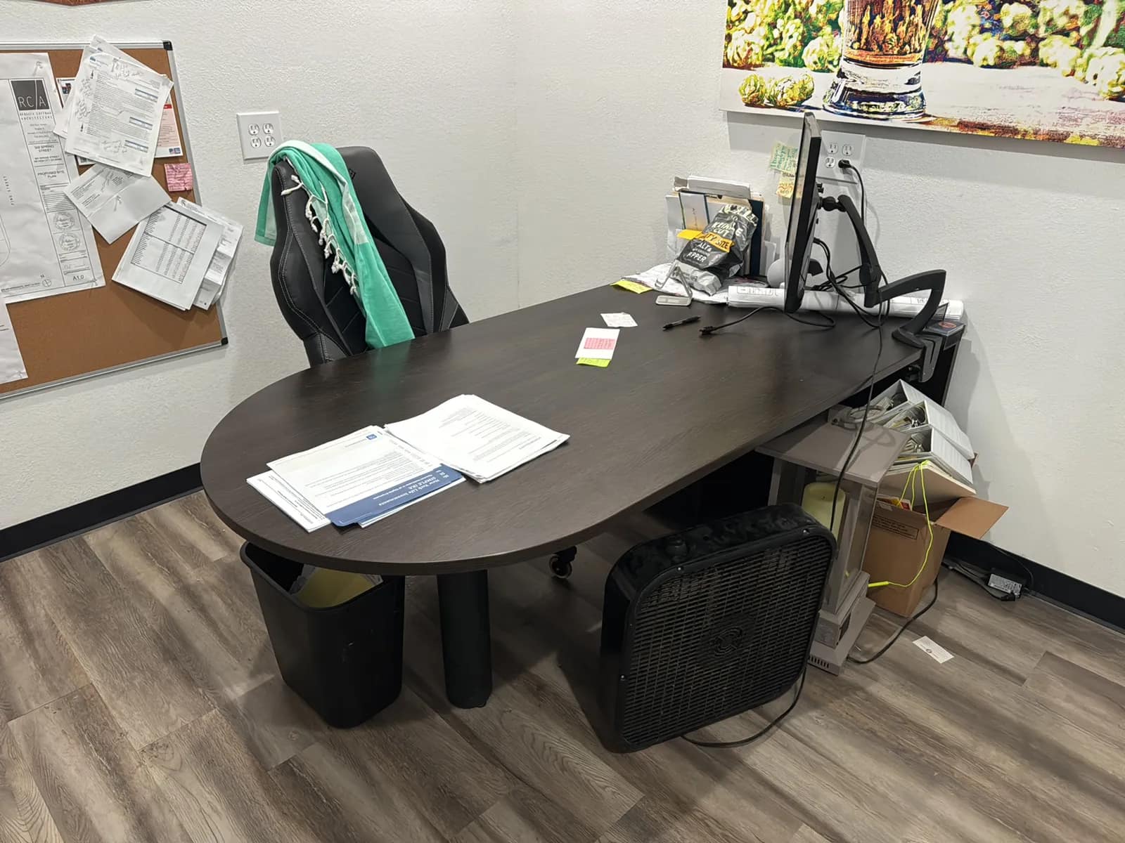desk-and-chair-contents-not-included-mubnraat