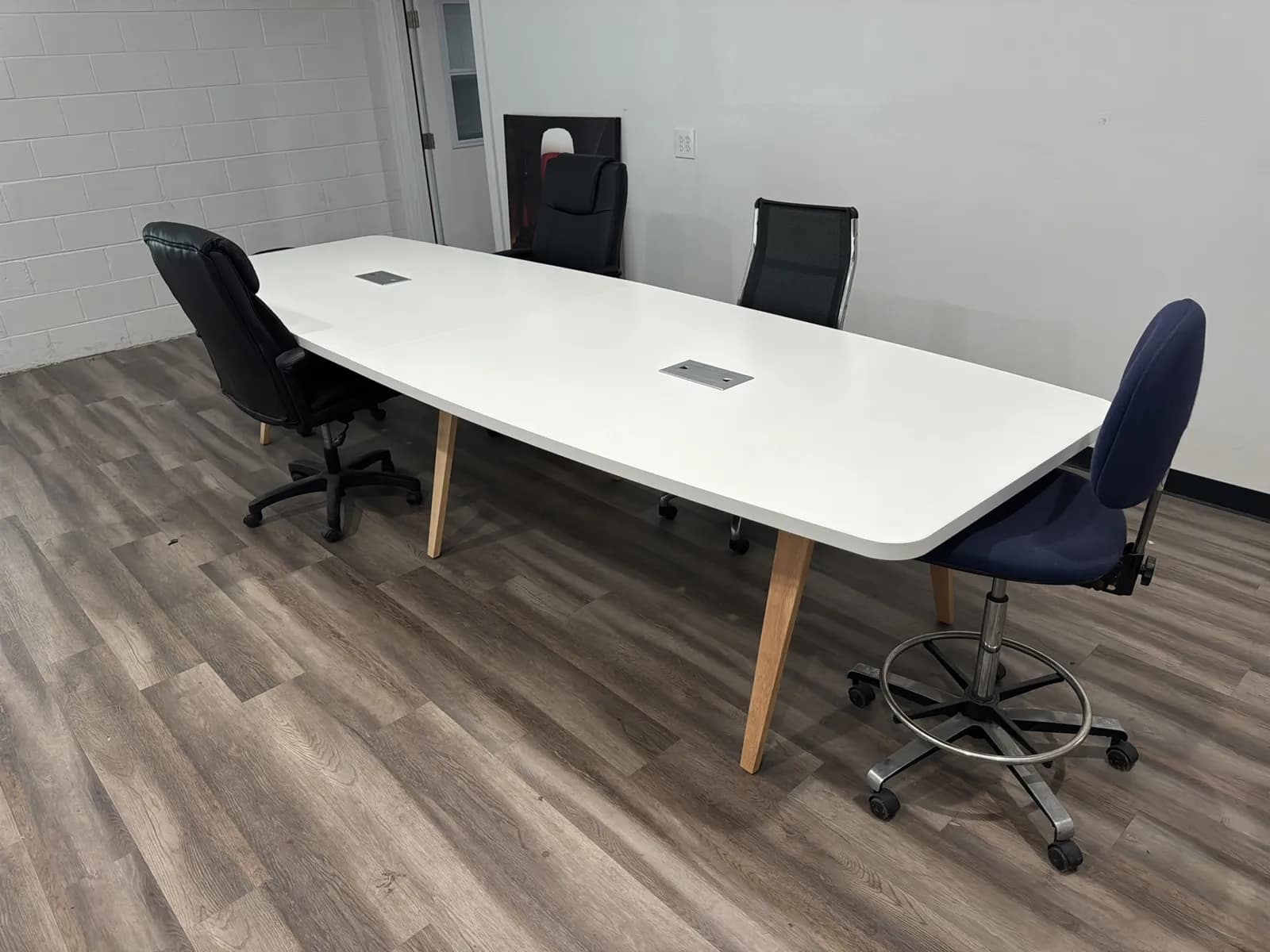 conference-table-and-chairs-3c9bd2