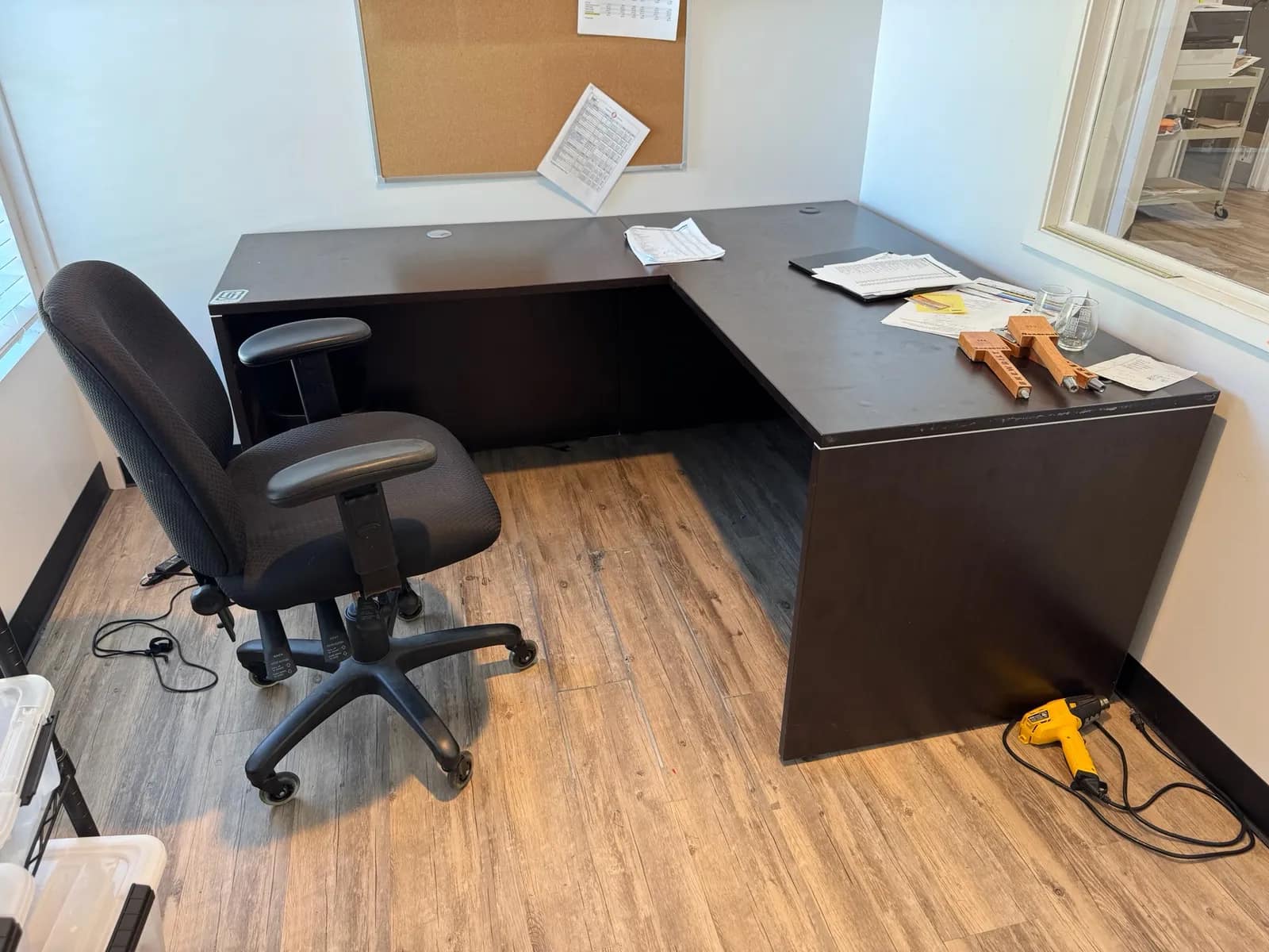 desk-and-chair-contents-not-included-muboil52