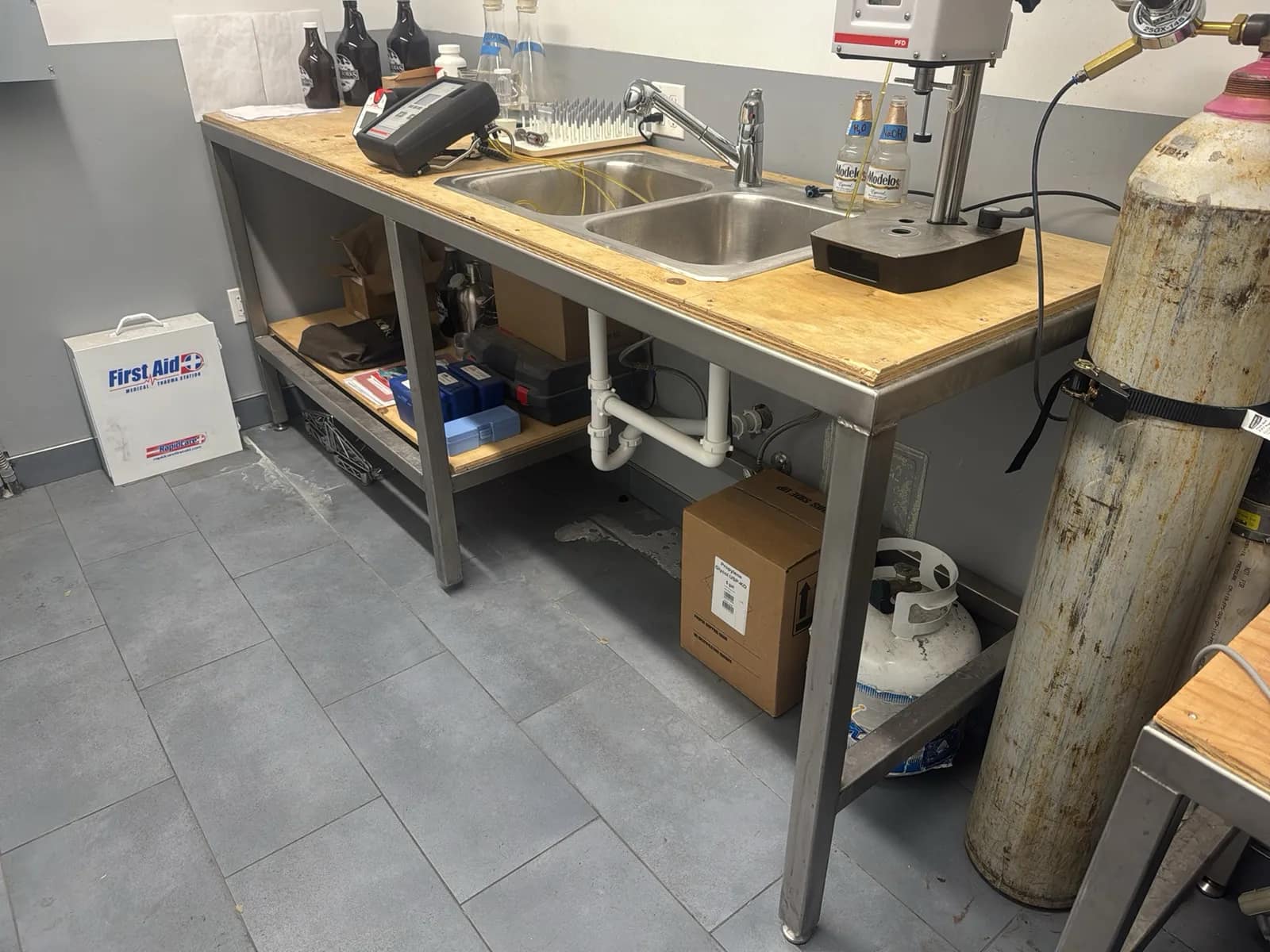 lab-table-and-sink-contents-not-included-mubpz57n