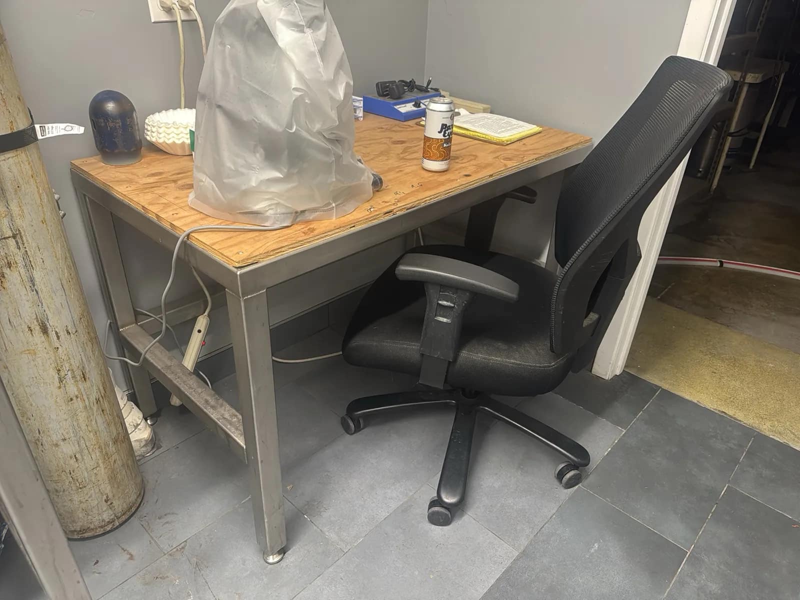 table-and-chair-contents-not-included-mubq06w1
