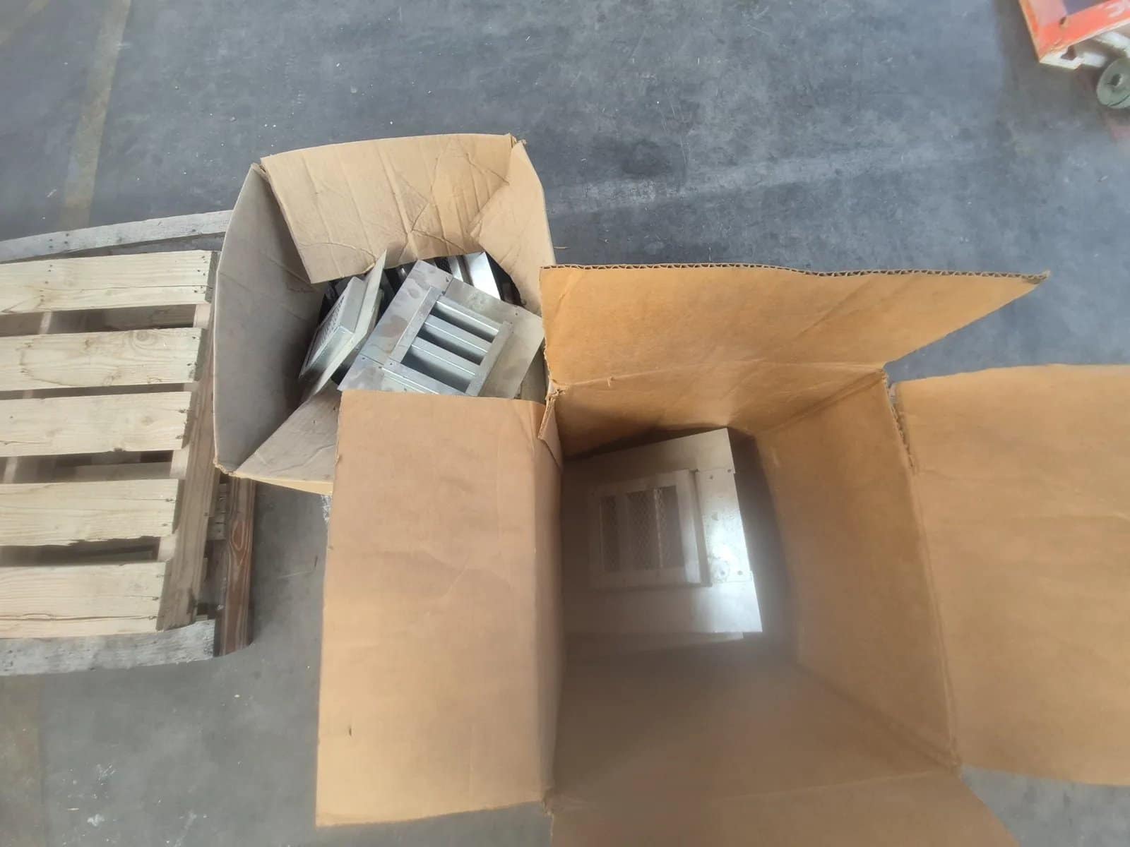 contents-of-pallet-assortment-of-exhaust-louver-vent-grill-ab42f3