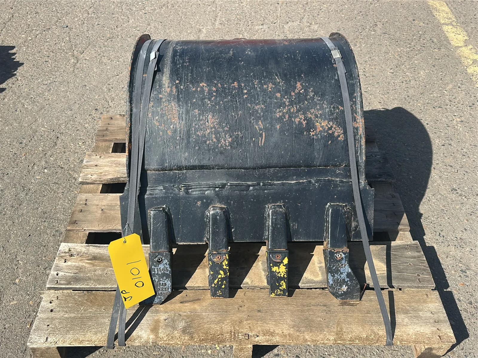 2-tag-toothed-excavator-bucket-mughouk1