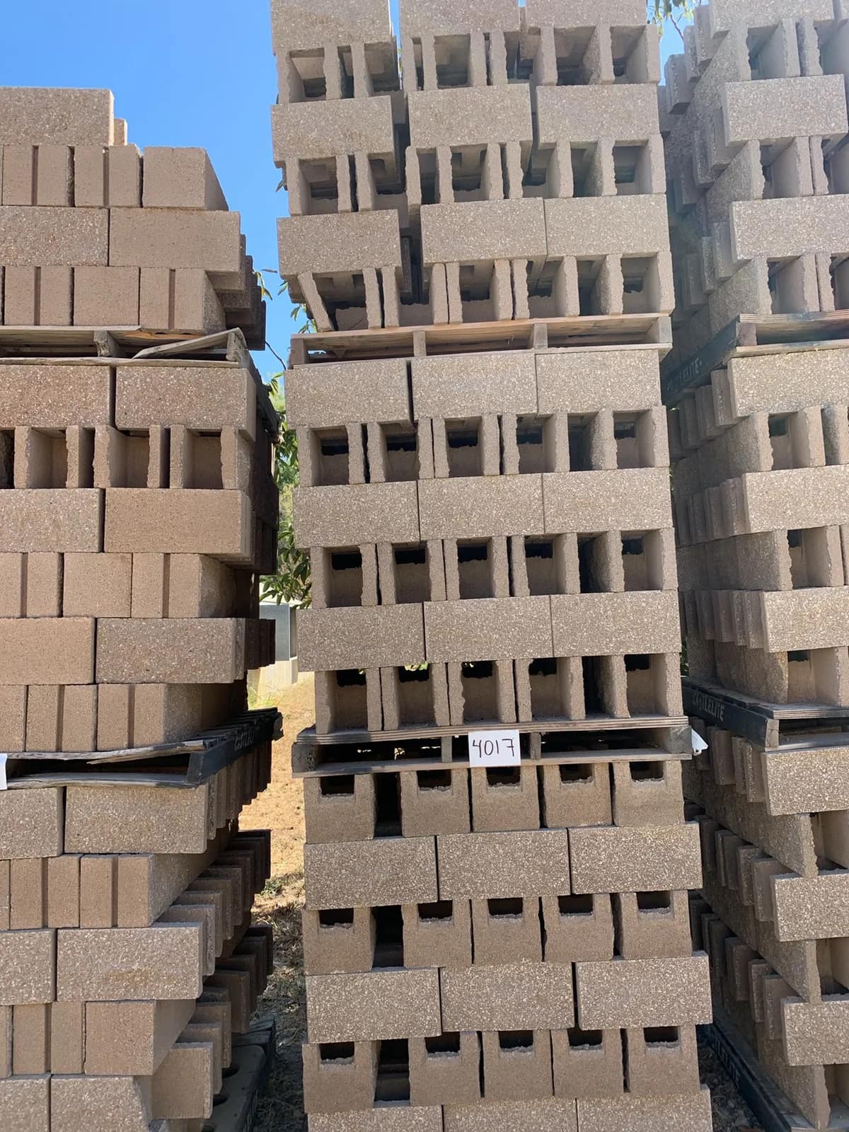 3-pallets-8x8x16-split-one-side-open-end-bond-beam-tan-ffb112