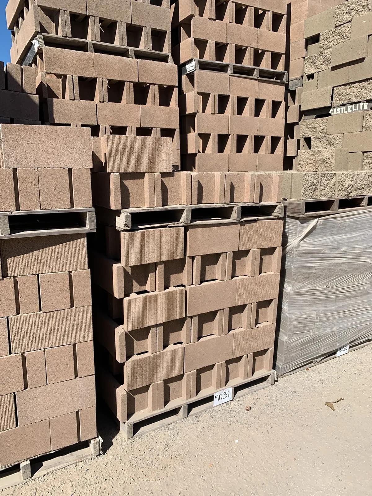 (1) Pallet 10x8x16 Comb Face One Side H Block Tan, photo 2 of 3