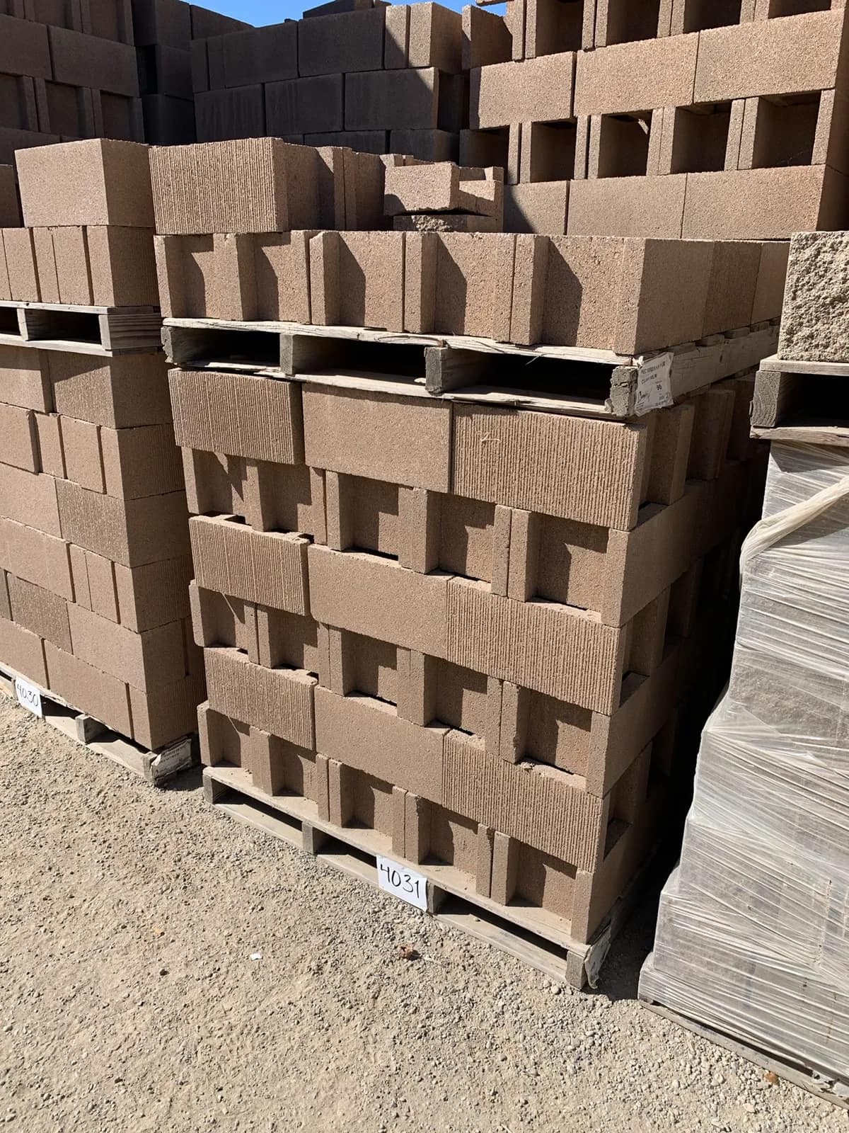 (1) Pallet 10x8x16 Comb Face One Side H Block Tan, photo 3 of 3