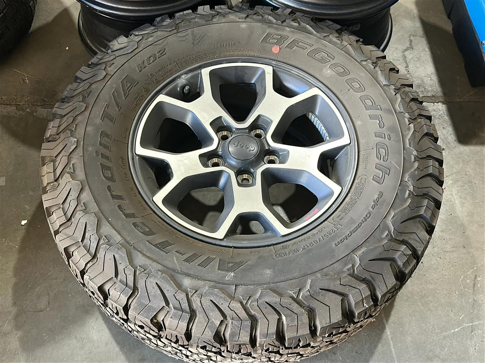 (5) Jeep Rims And (1) BFGoodrich 285/70R17 Tire, photo 2 of 7