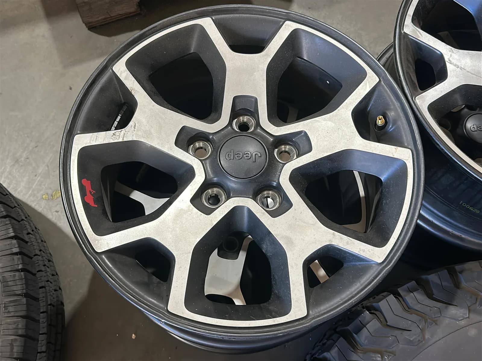 (5) Jeep Rims And (1) BFGoodrich 285/70R17 Tire, photo 5 of 7