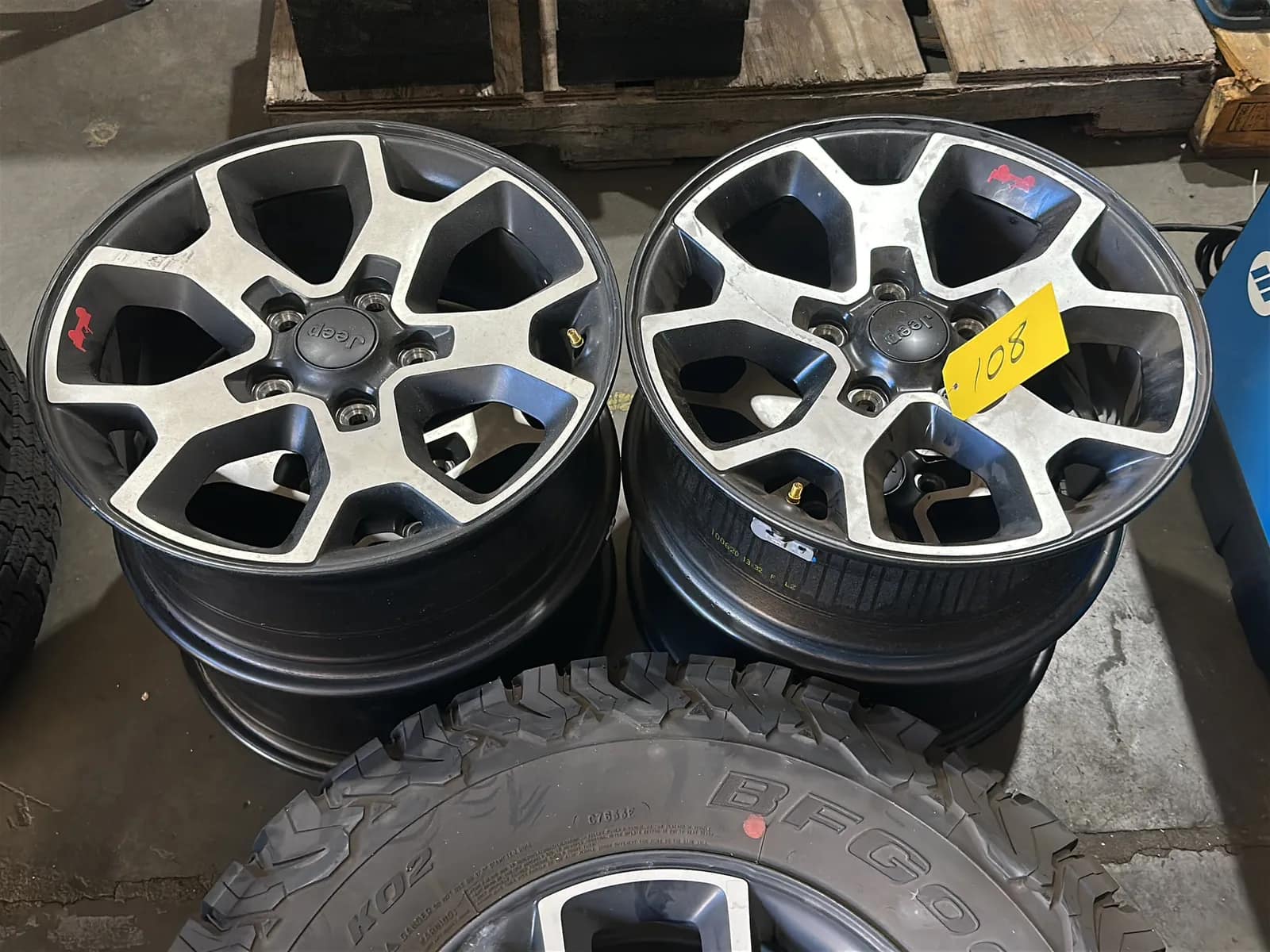 (5) Jeep Rims And (1) BFGoodrich 285/70R17 Tire, photo 4 of 7
