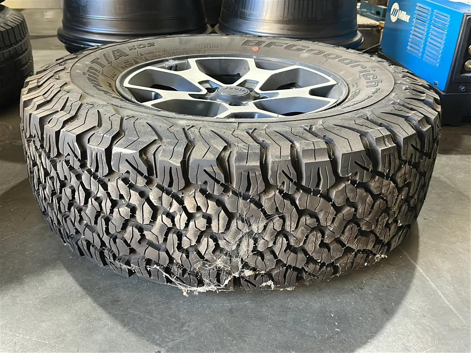 (5) Jeep Rims And (1) BFGoodrich 285/70R17 Tire, photo 3 of 7