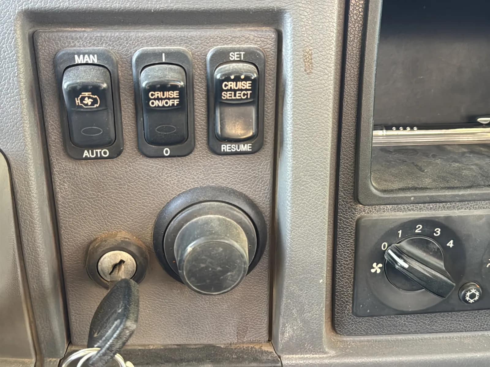 2016 Peterbilt PB348 2-Axle Automatic Tractor Trailer, photo 37 of 73