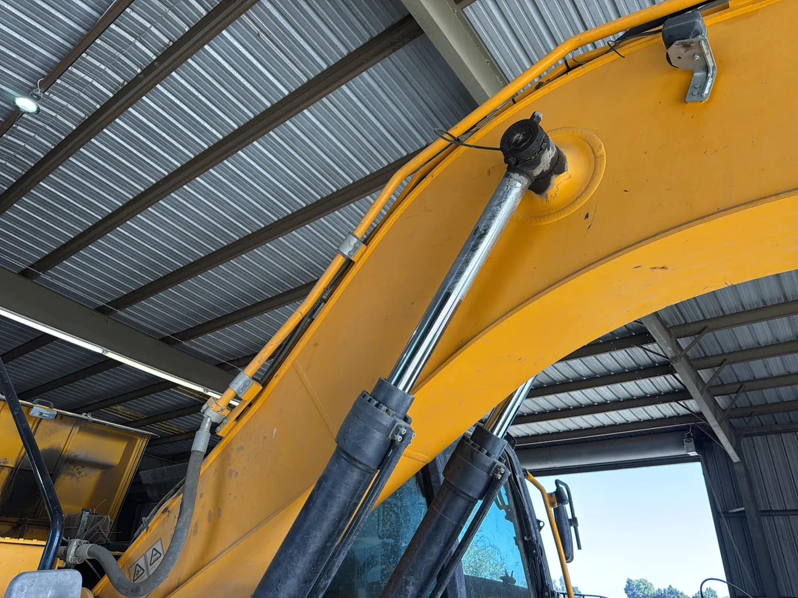 JCB 220XLC Track Driven Crawler Excavator, photo 8 of 15