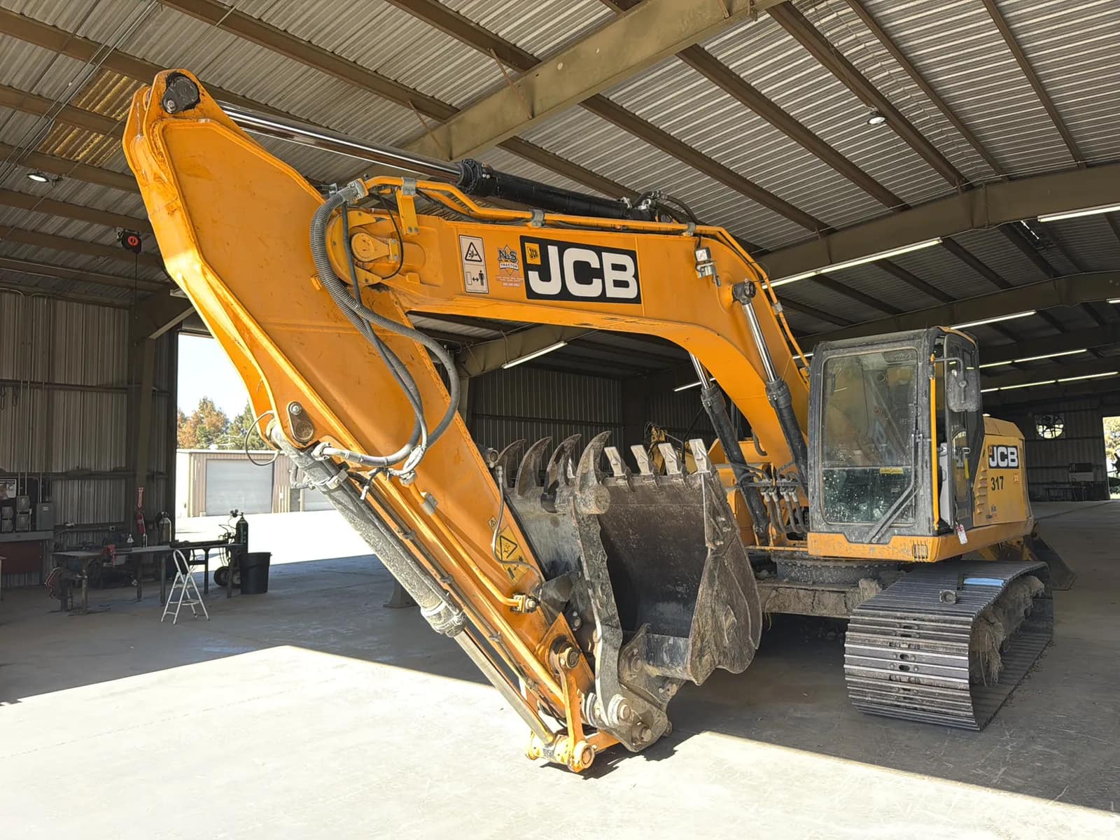 JCB 220XLC Track Driven Crawler Excavator, photo 2 of 15