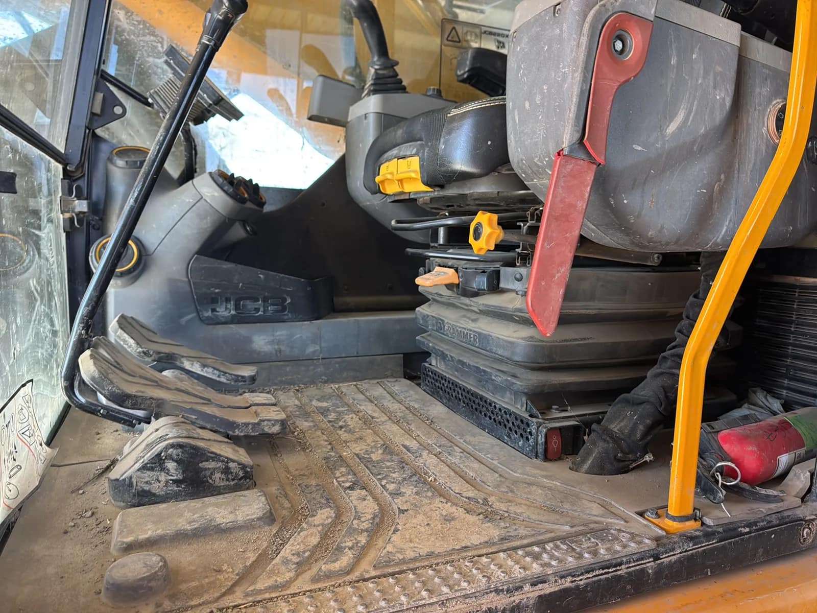 JCB 220XLC Track Driven Crawler Excavator, photo 13 of 15