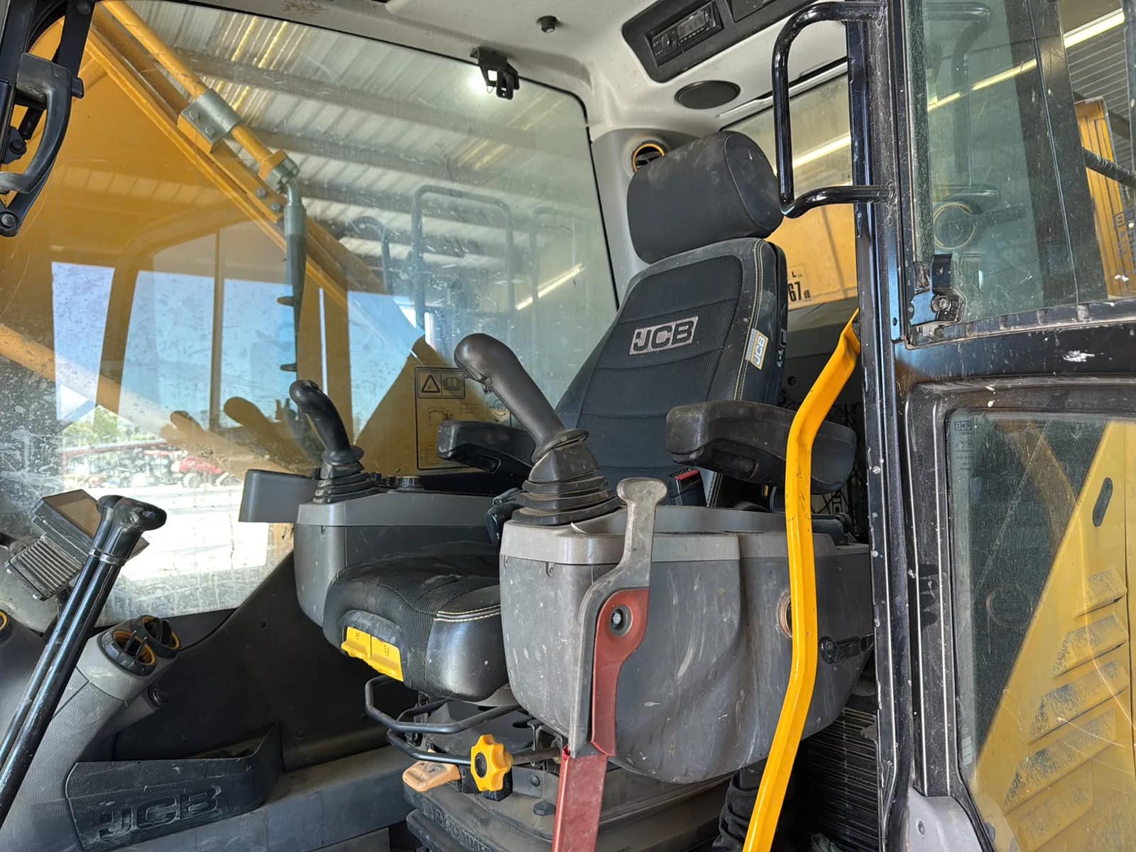 JCB 220XLC Track Driven Crawler Excavator, photo 12 of 15