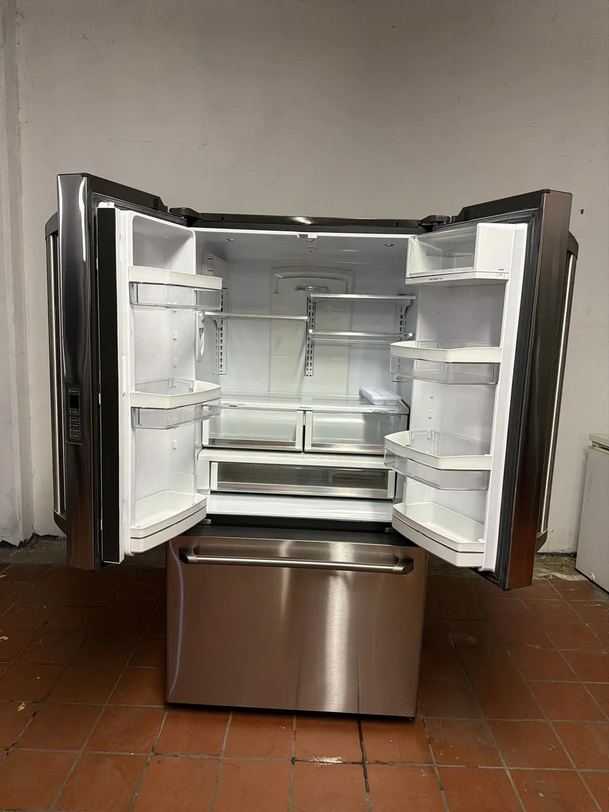 Household Refrigeration/Freezer, photo 6 of 8