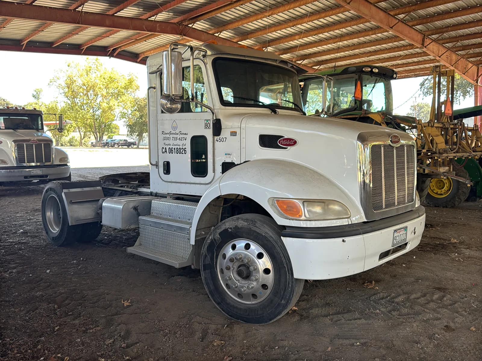 2015 Peterbilt PB348 2-Axle Automatic Tractor Trailer, photo 4 of 22