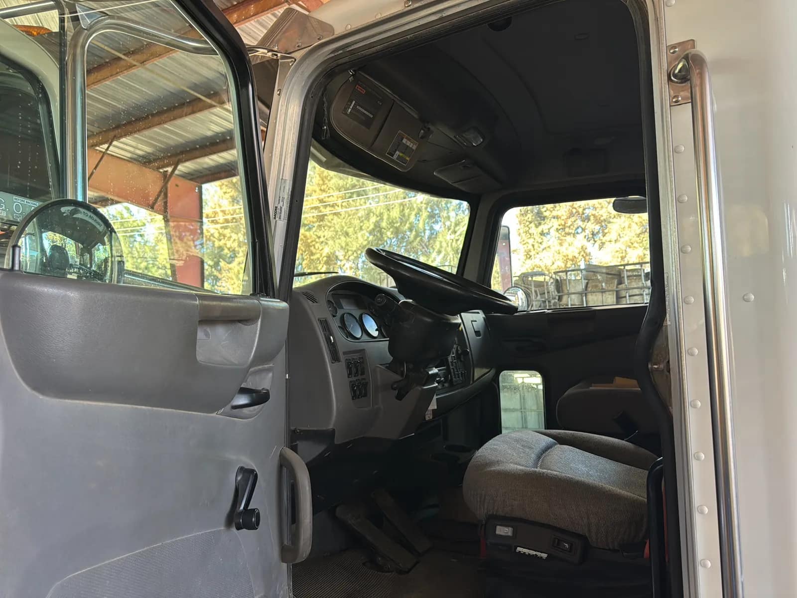 2015 Peterbilt PB348 2-Axle Automatic Tractor Trailer, photo 9 of 22