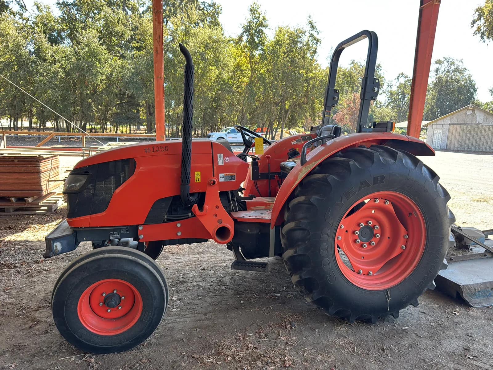 Kubota M7040SUF Tractor, photo 2 of 9