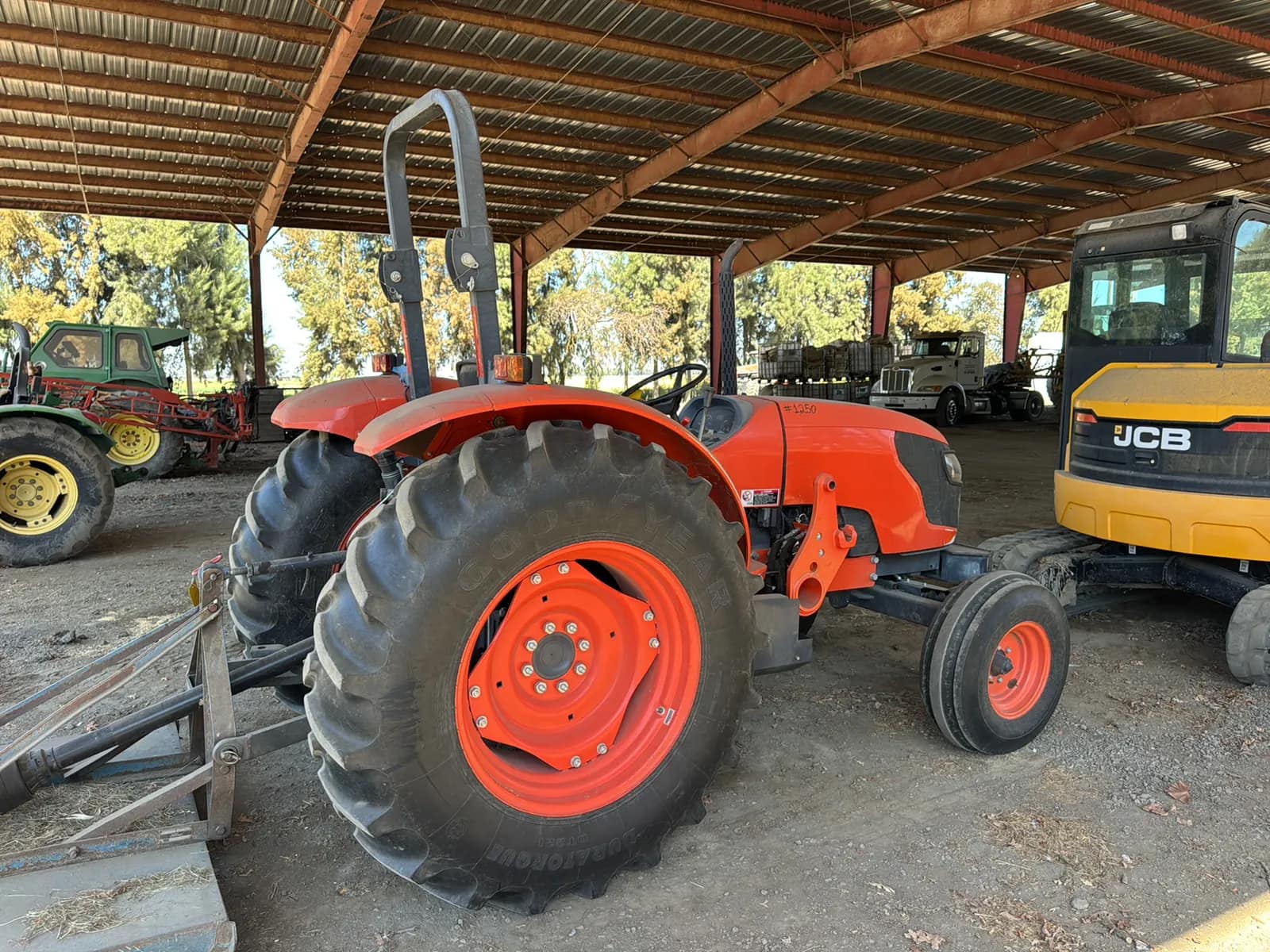 Kubota M7040SUF Tractor, photo 6 of 9
