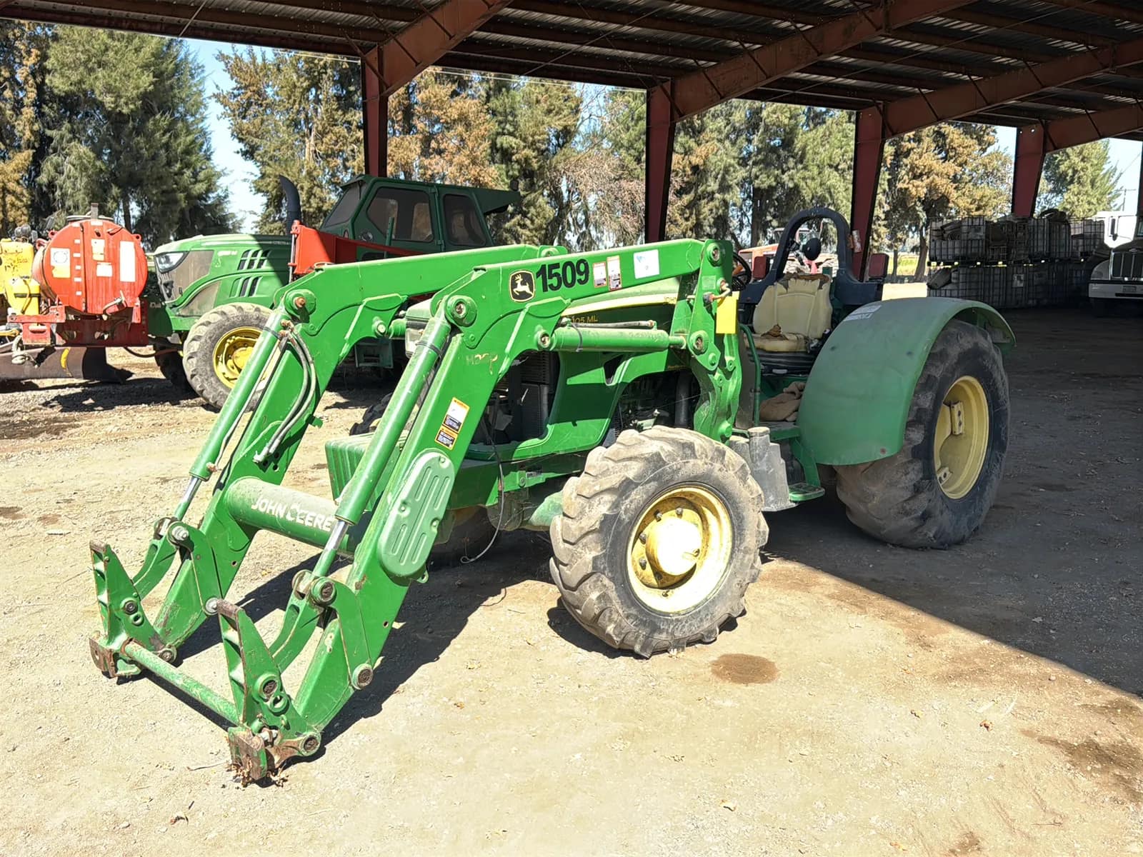 John Deere 5105ML Tractor, photo 2 of 10