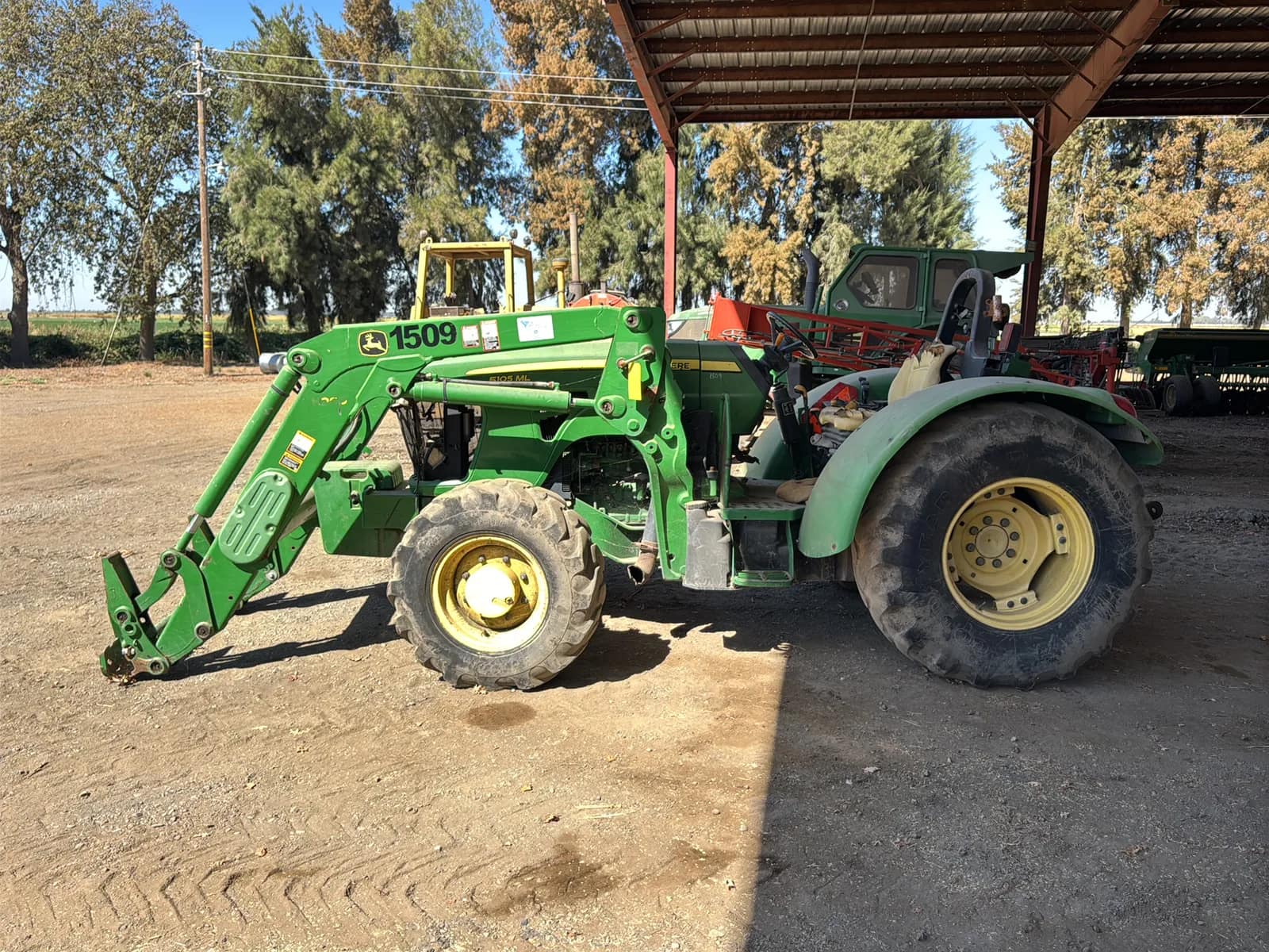 John Deere 5105ML Tractor, photo 3 of 10