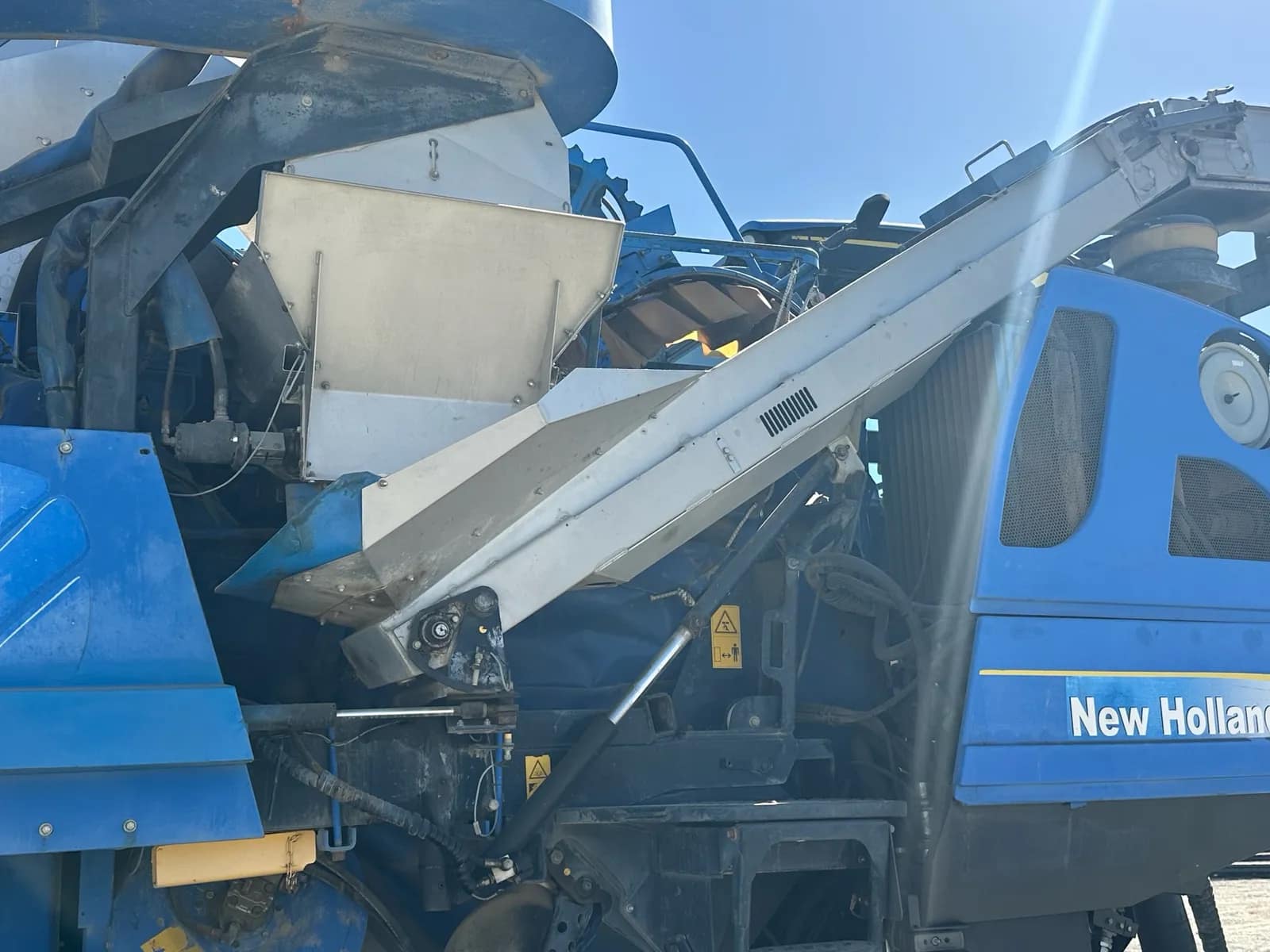 2010 New Holland VX7090 Grape Harvesting Machine, photo 23 of 78