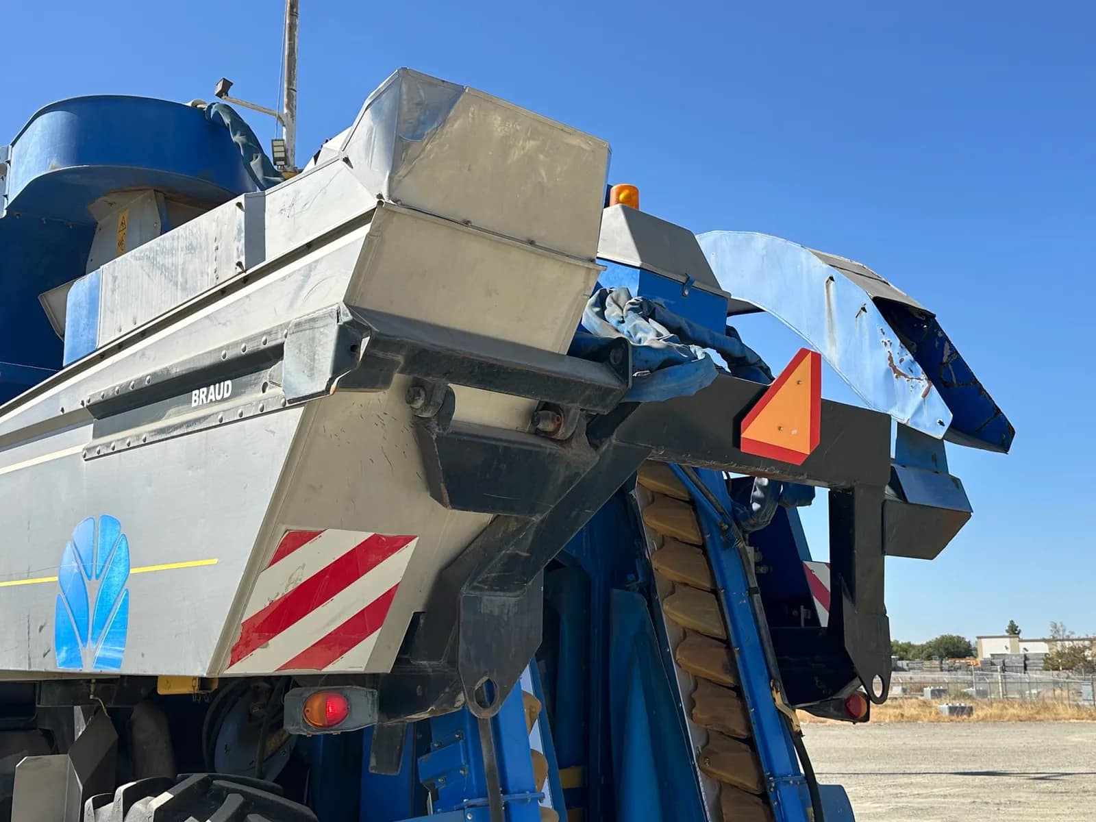 2010 New Holland VX7090 Grape Harvesting Machine, photo 32 of 78