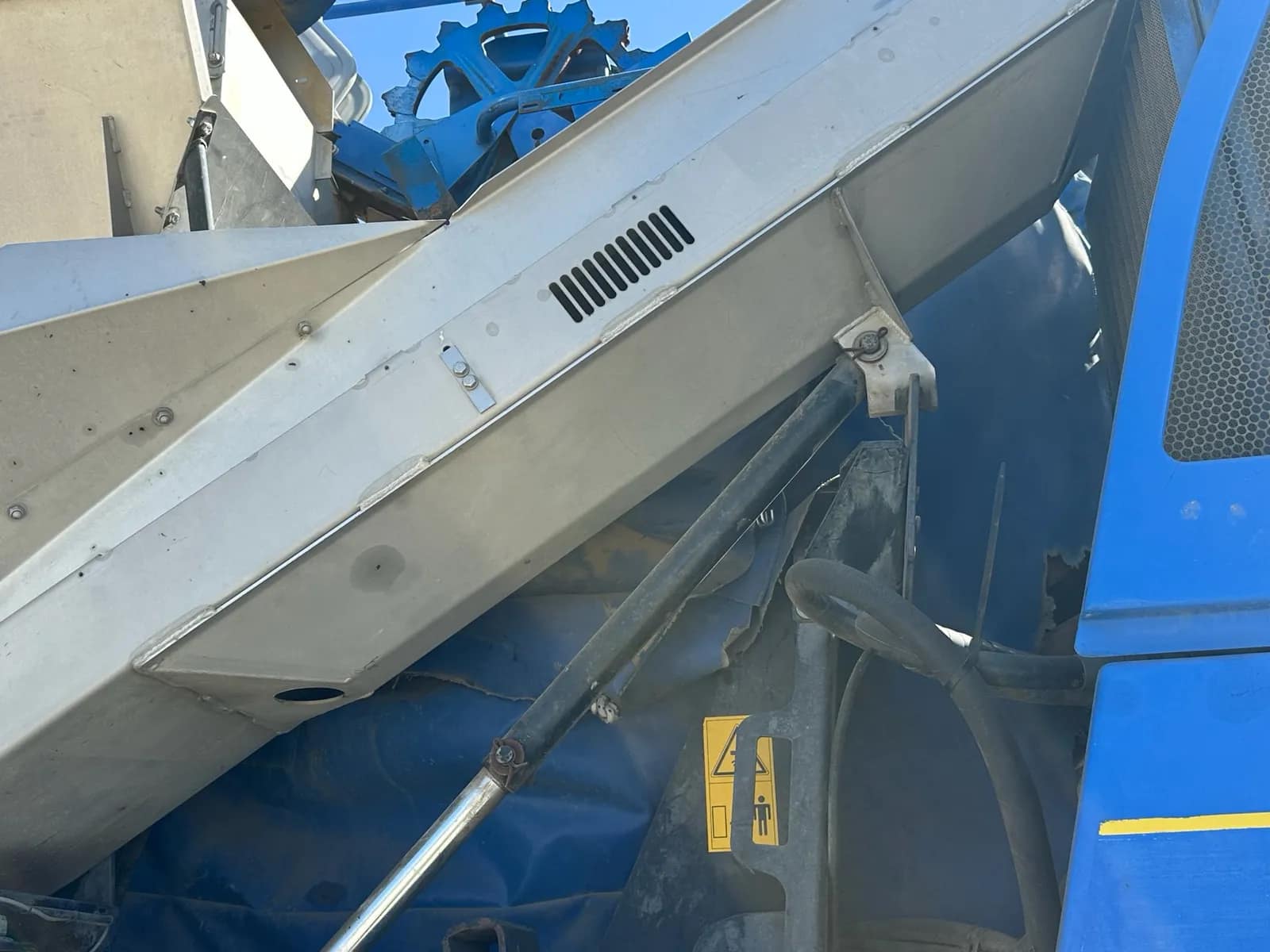 2010 New Holland VX7090 Grape Harvesting Machine, photo 21 of 78