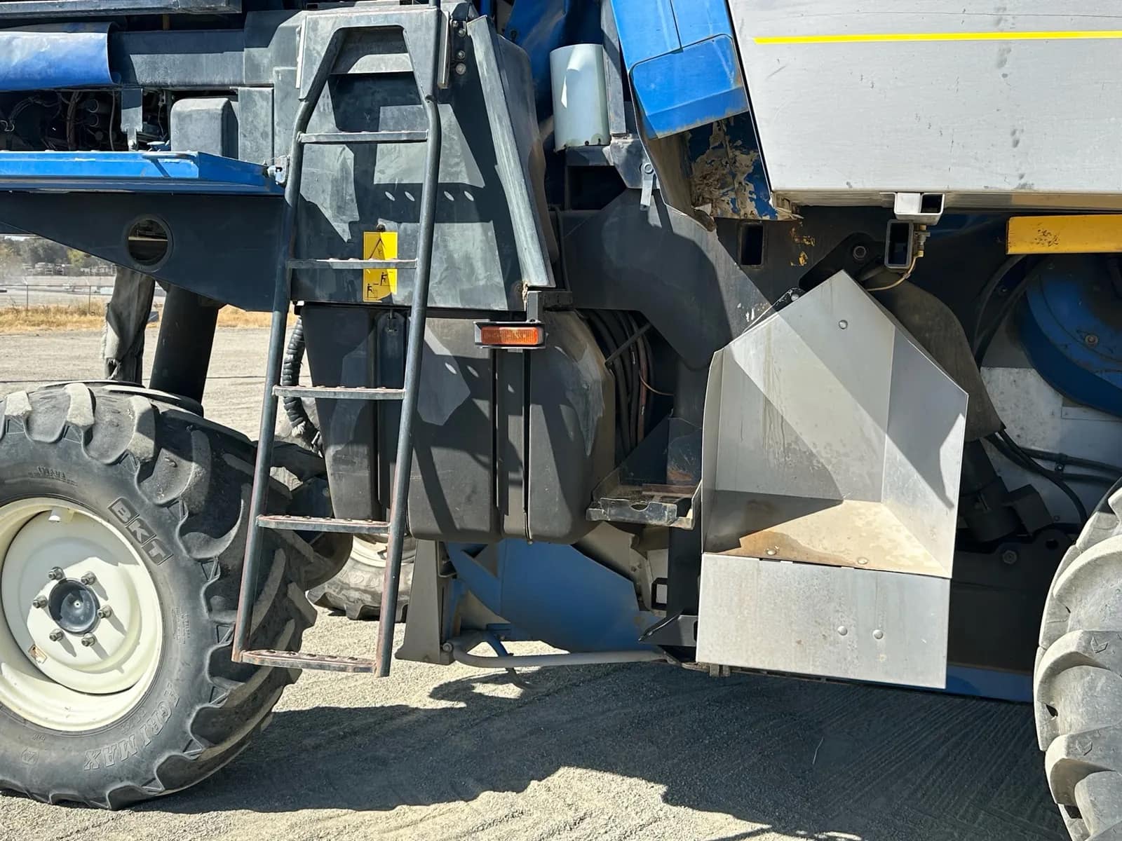 2010 New Holland VX7090 Grape Harvesting Machine, photo 15 of 78