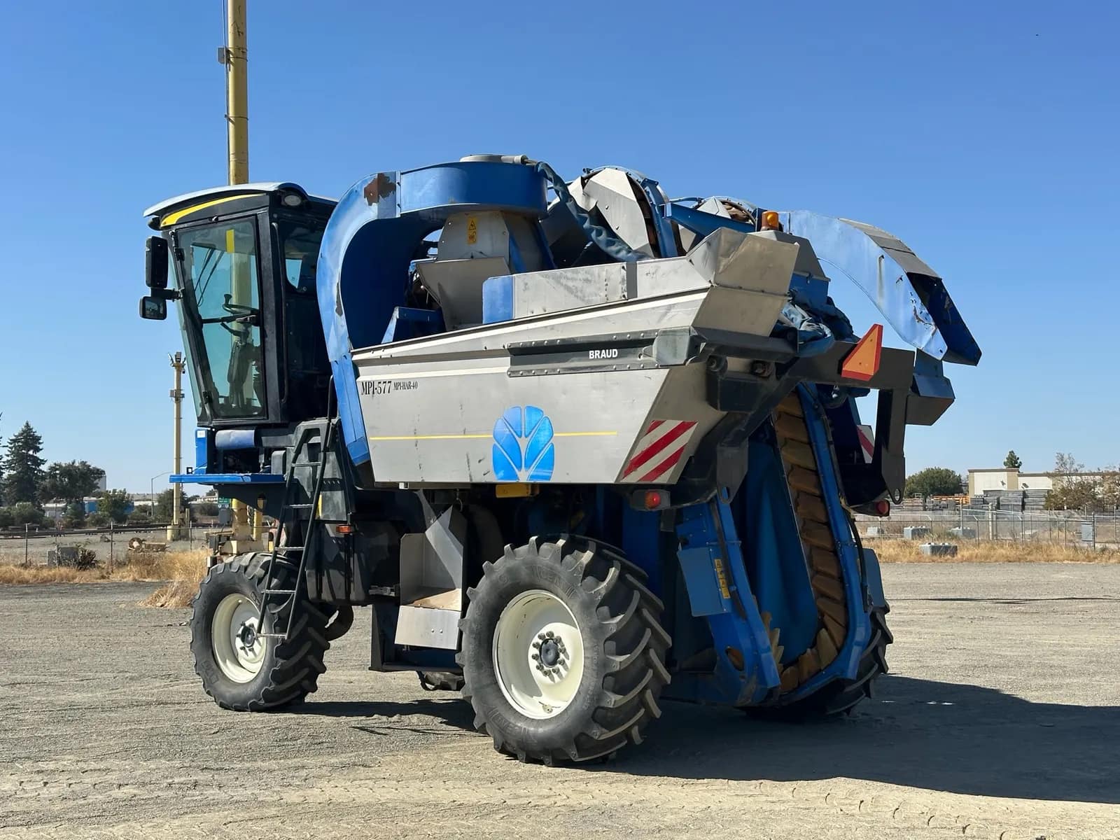 2010 New Holland VX7090 Grape Harvesting Machine, photo 11 of 78