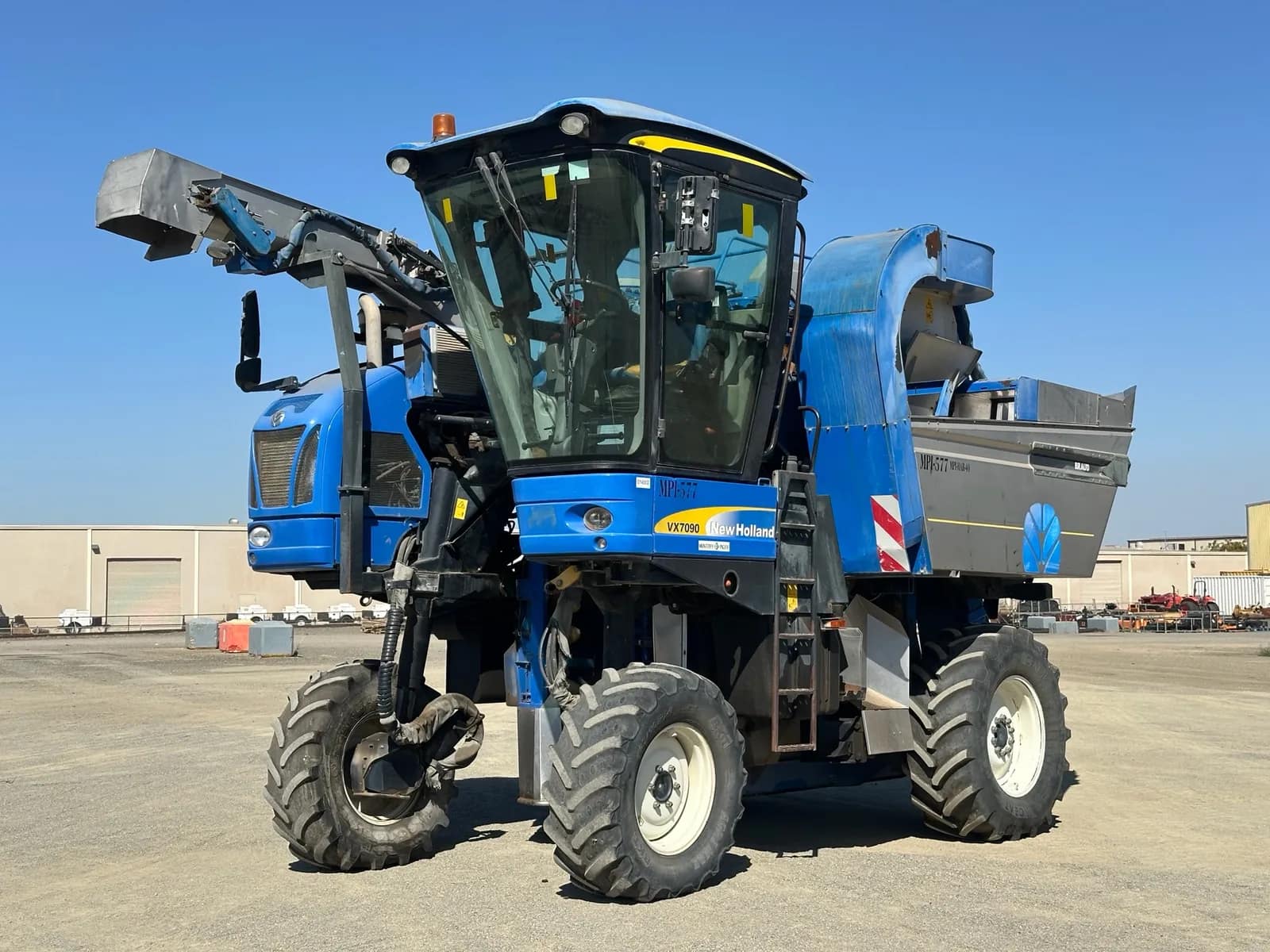 2010-new-holland-vx7090-grape-harvesting-machine-muq96c7d