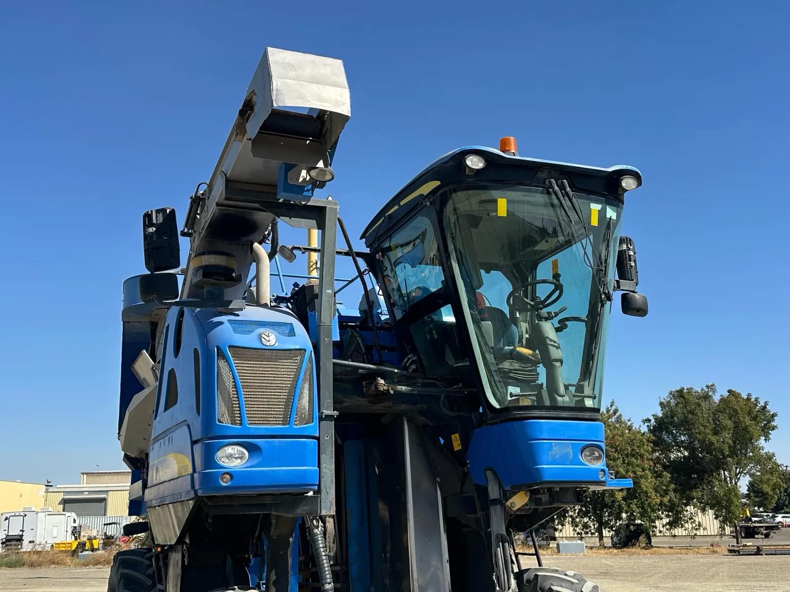 2010 New Holland VX7090 Grape Harvesting Machine, photo 17 of 78