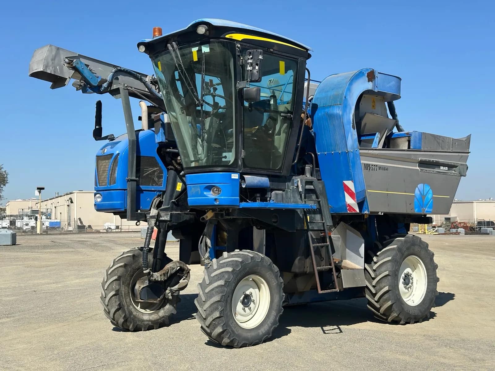 2010 New Holland VX7090 Grape Harvesting Machine, photo 5 of 78